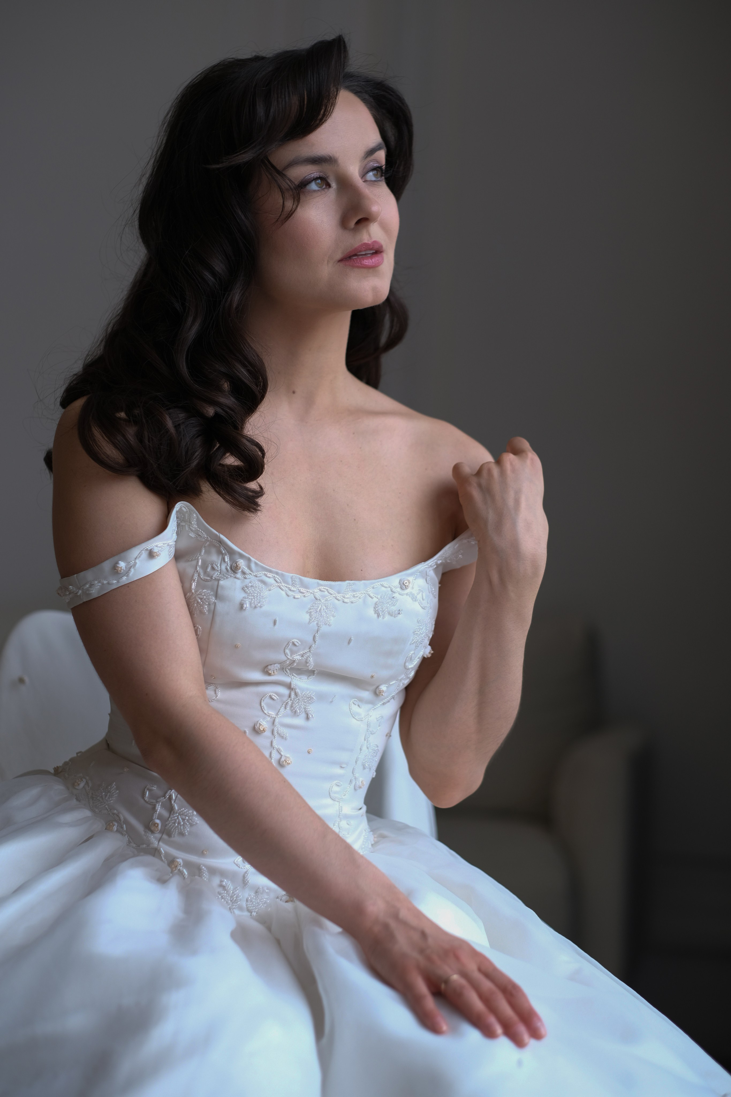 Не бойтесь яркого макияжа! Яркий макияж - это первое, к чему будет притягиваться внимание зрителя, когда хочется отвлечь это внимание от проблемных зон. Зритель будет очарован огромными глазами с глубоким как озеро Байкал взглядом, сочными чувственными губами, аристократичными скулами и едва заметным румянцем. Шансов увидеть ваши "недостатки" будет меньше.