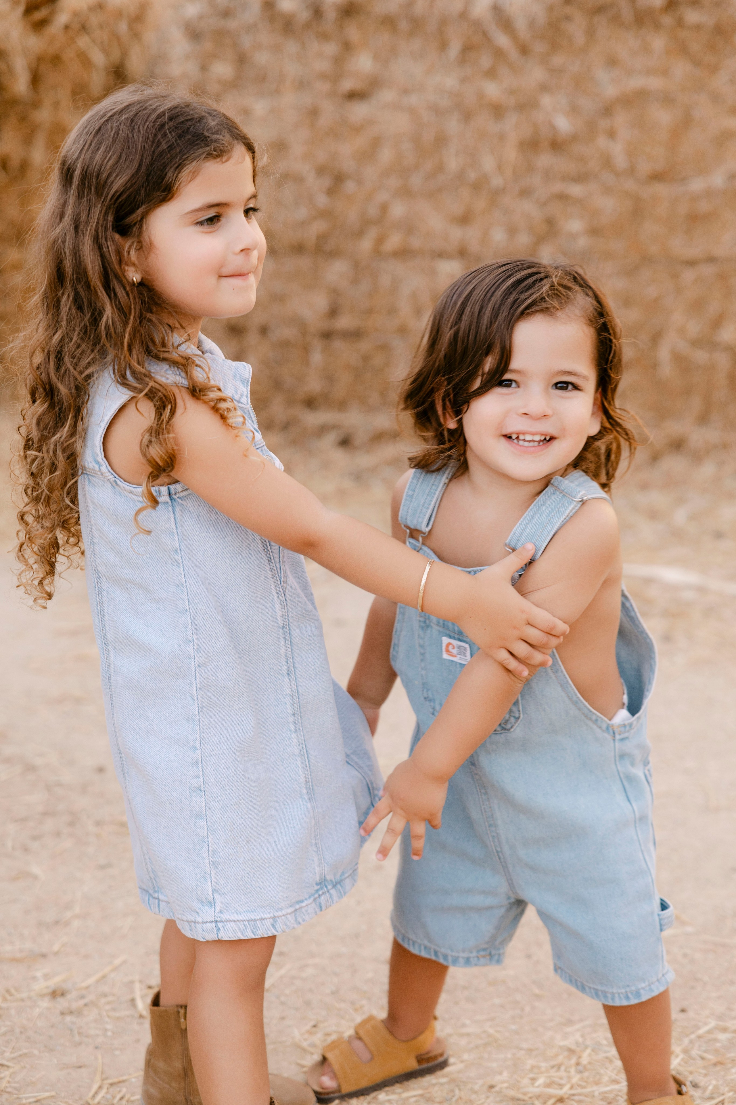 Pregnancy photoshoot at the horse farm. Главная