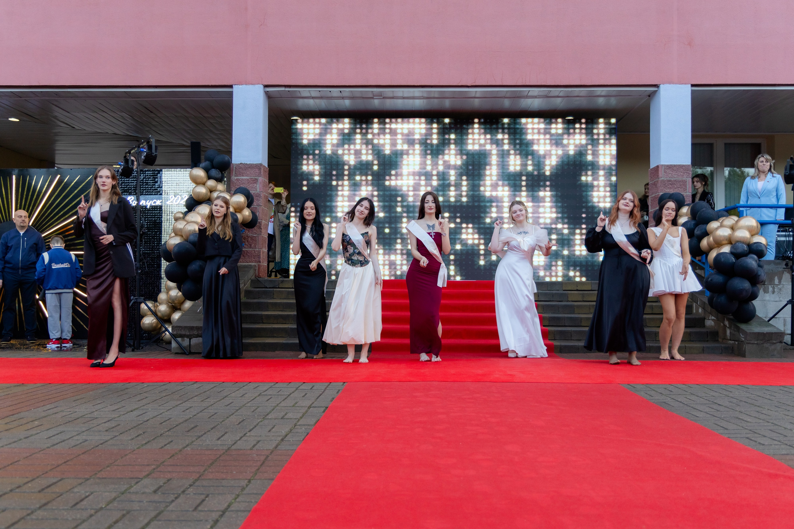 Школьный выпускной 2025 год в Минске, Беларуси. Свадебный фотограф в Минске/Беларуси Сергей Спиридонов