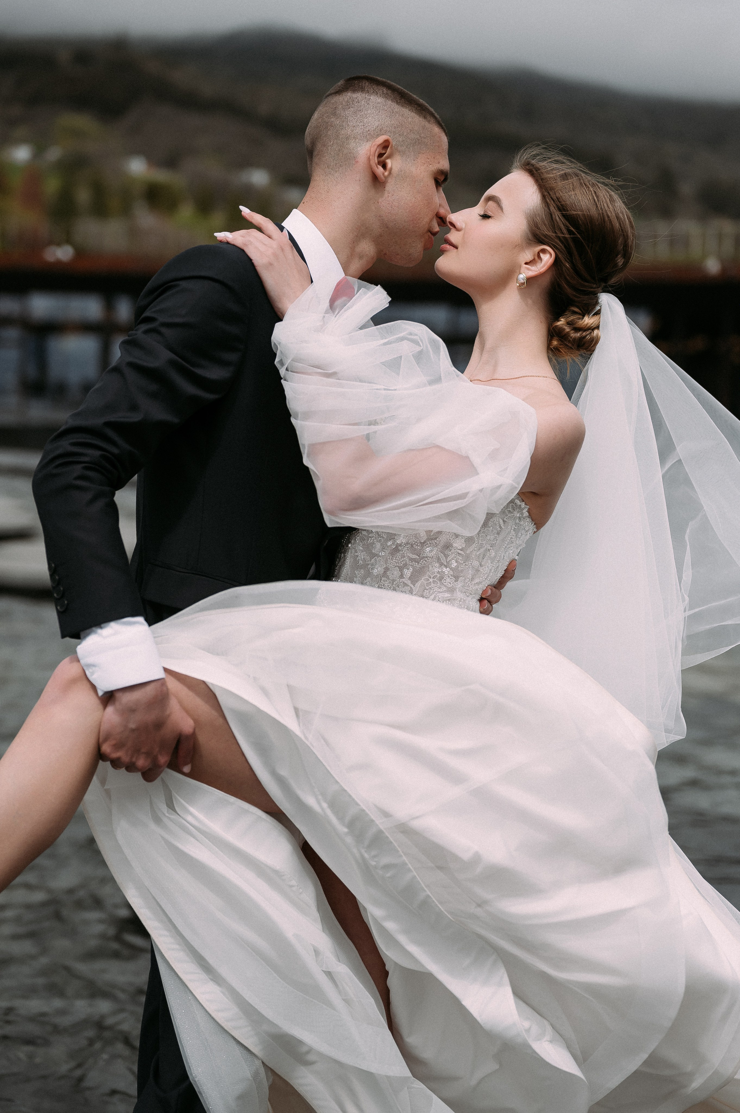 Свадебное утро и прогулка красивой яркой пары. Свадебный и семейный фотограф в Симферополе Дарья Маркова