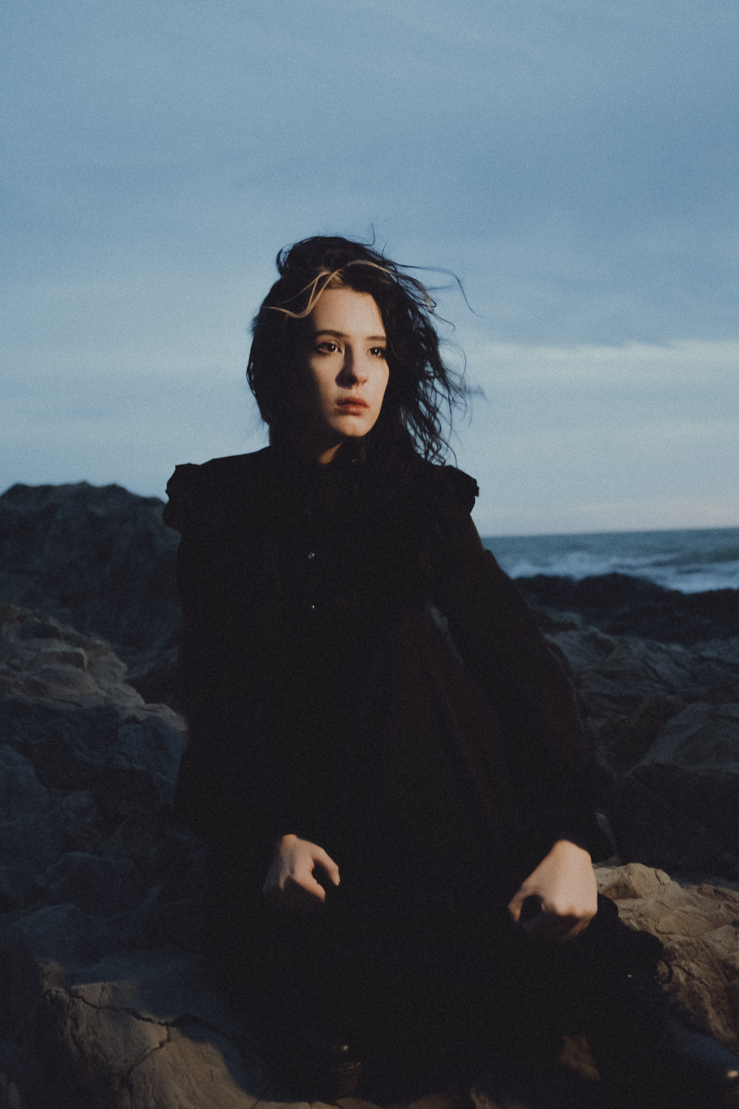 Съёмка у моря с оленьими рогами