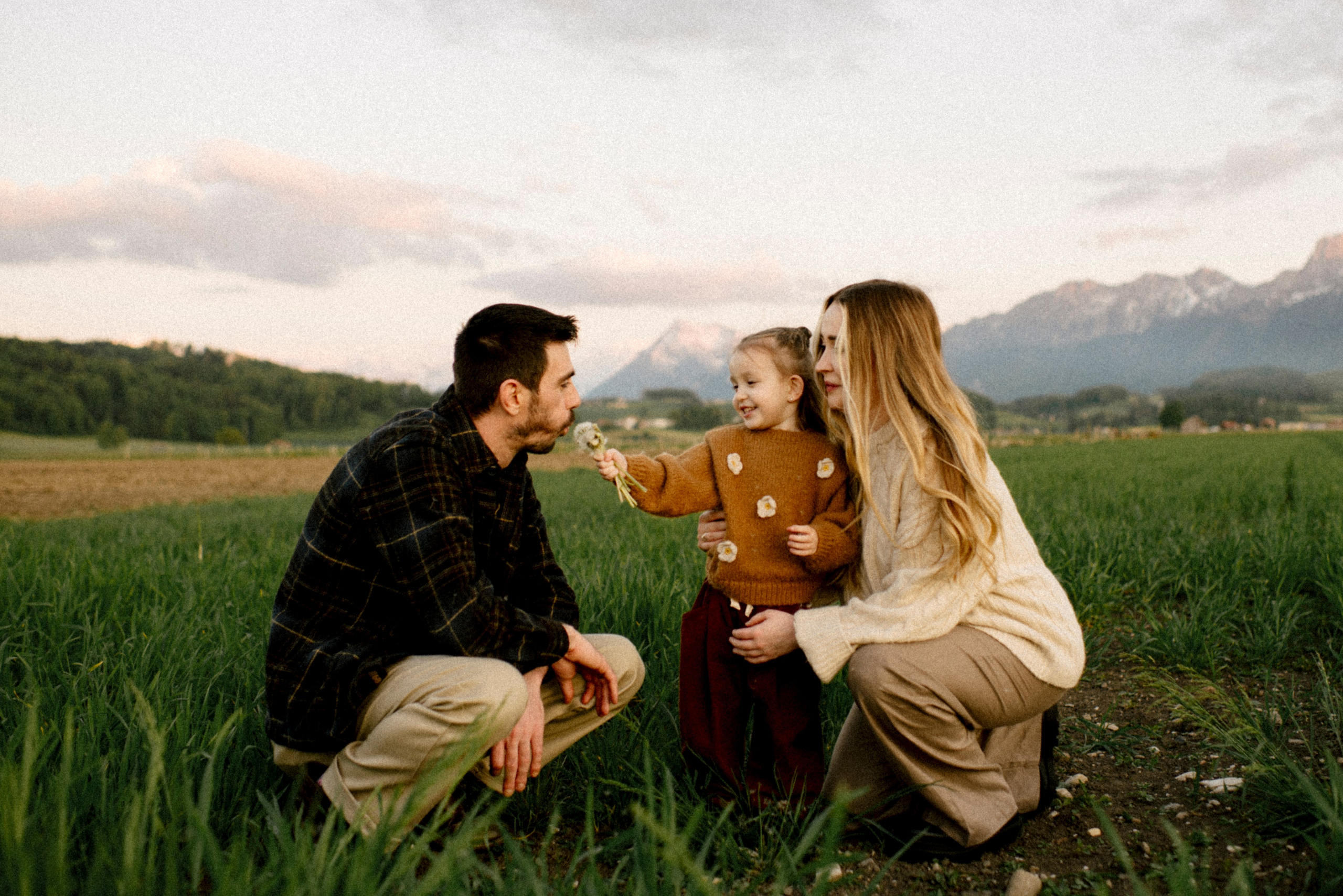 Chris Dasha and Stella. Polina Sobol — family & documentary photographer in Bern. Outdoor & urban photo sessions for families, kids and couples