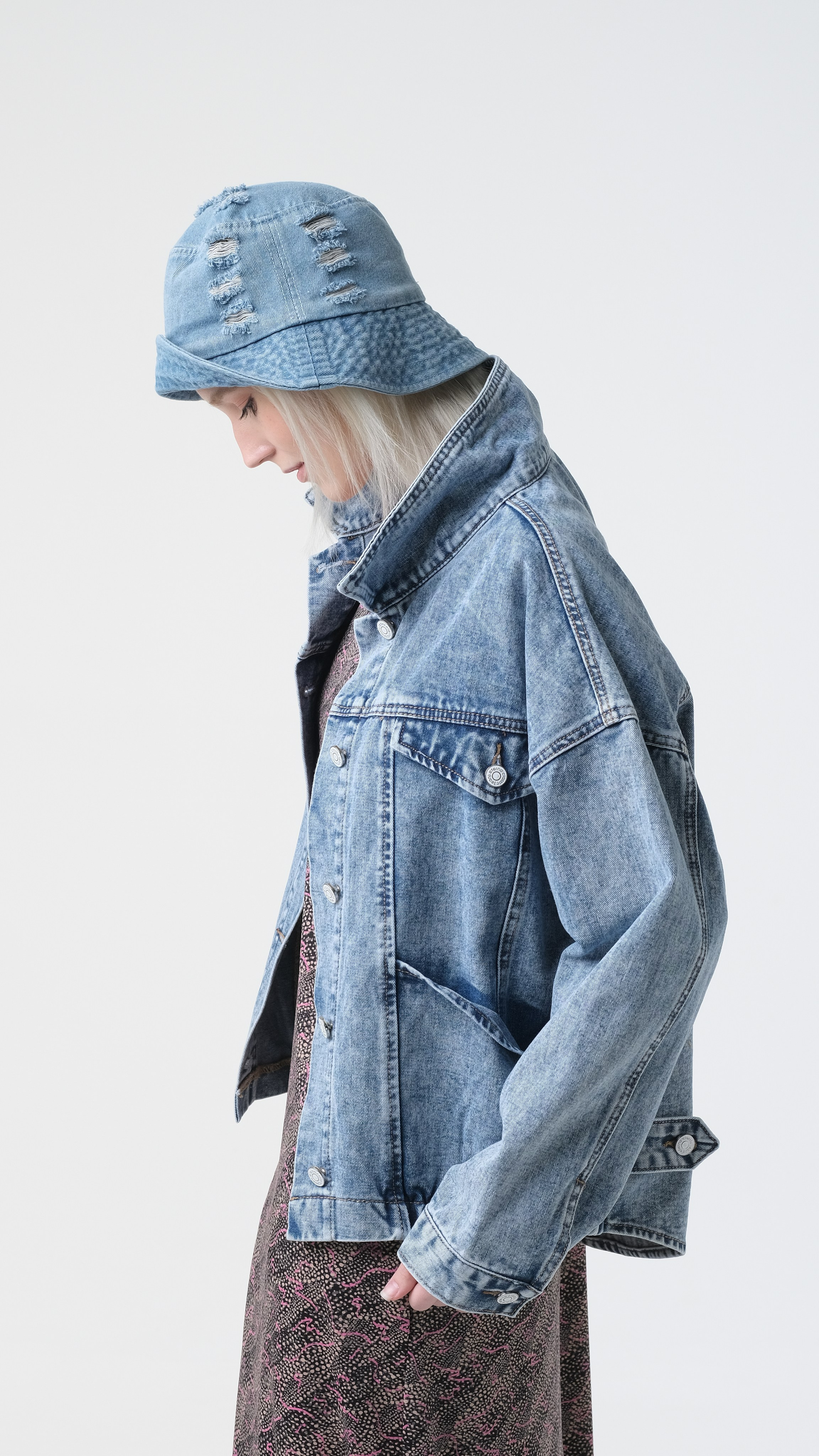 Стильная фотография для маркетплейсов в джинсовой куртке и в джинсовой панаме. Фотосъёмка на белом фоне.