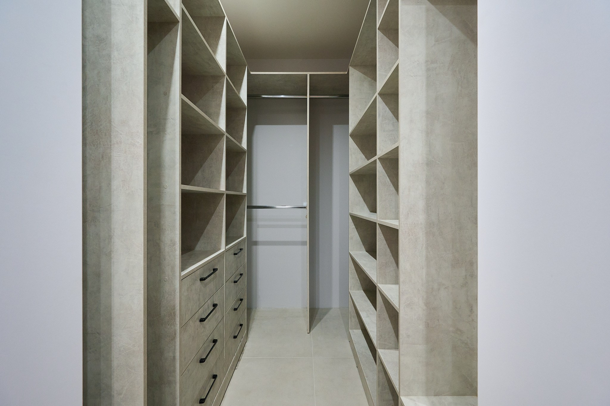 гардеробная в светлых цветах светлые бежевые шкафы 