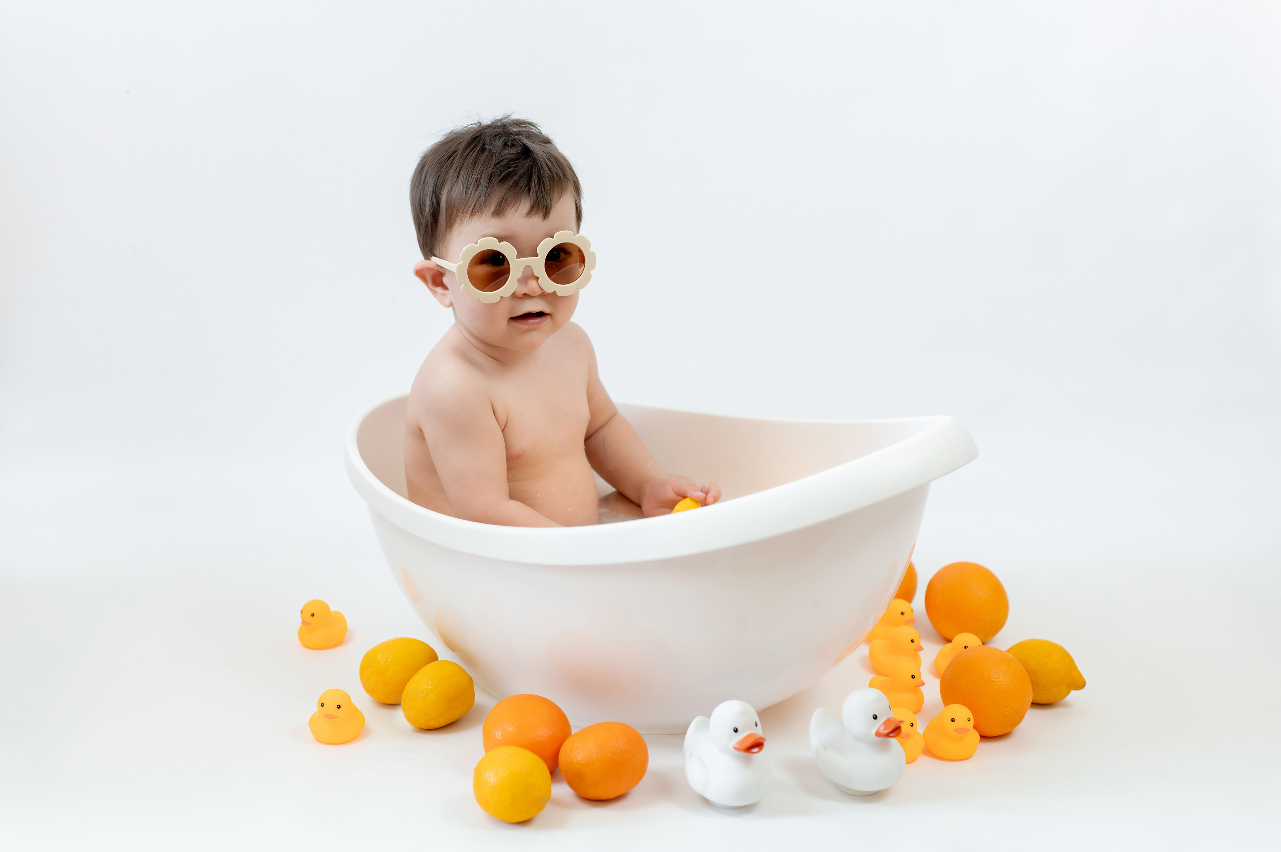 Купание в ванночке. Детский и семейный фотограф Эльмира Веселова. Детская фотостудия Мира. Фотосессия на годик