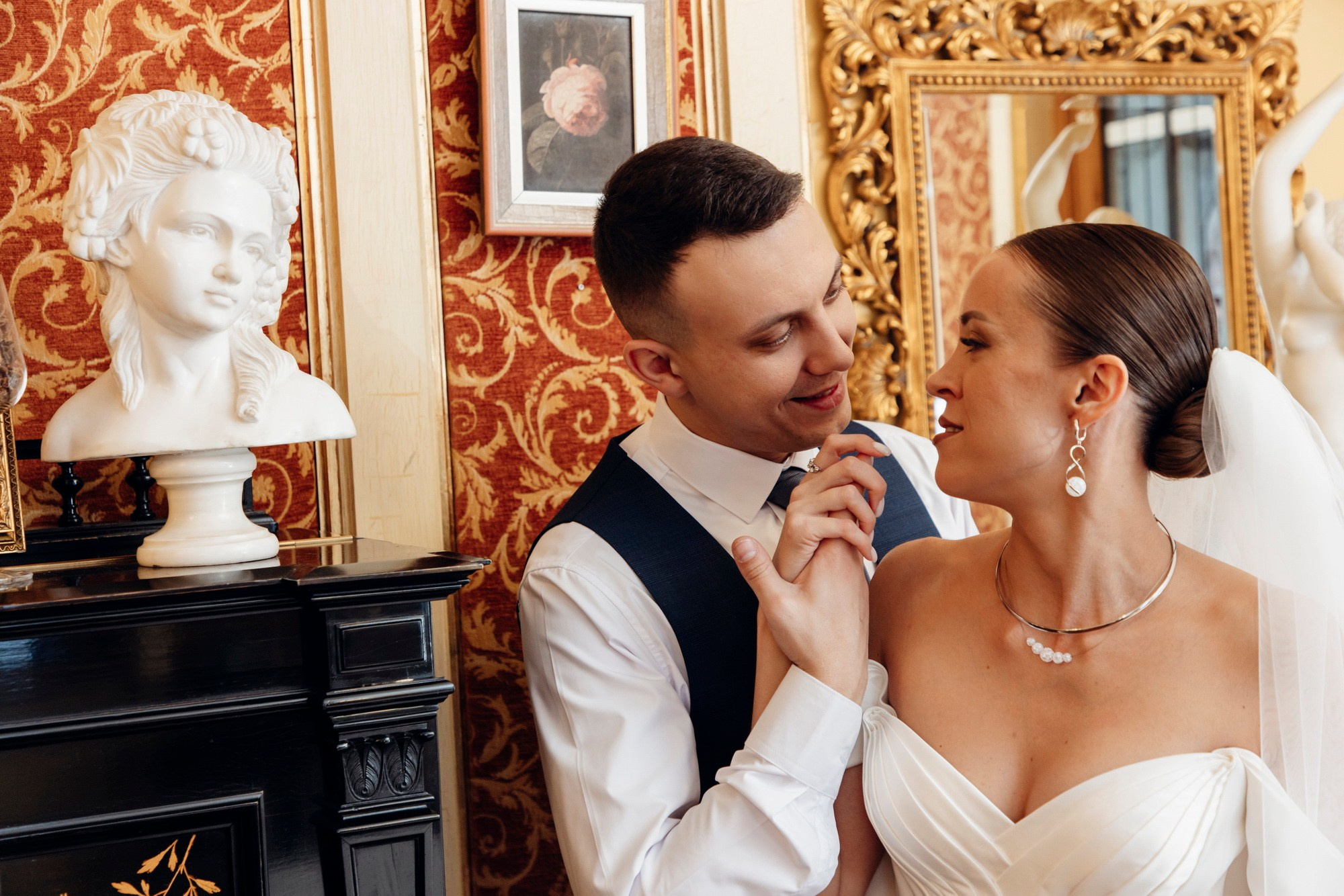 где купить свадебный букет, какой подарок подарить на свадьбу, свадебное платье где купить спб, свадебный салон, актуальные свадебные платья 2025, костюм для жениха, какой ресторан выбрать спб, отель для свадьбы