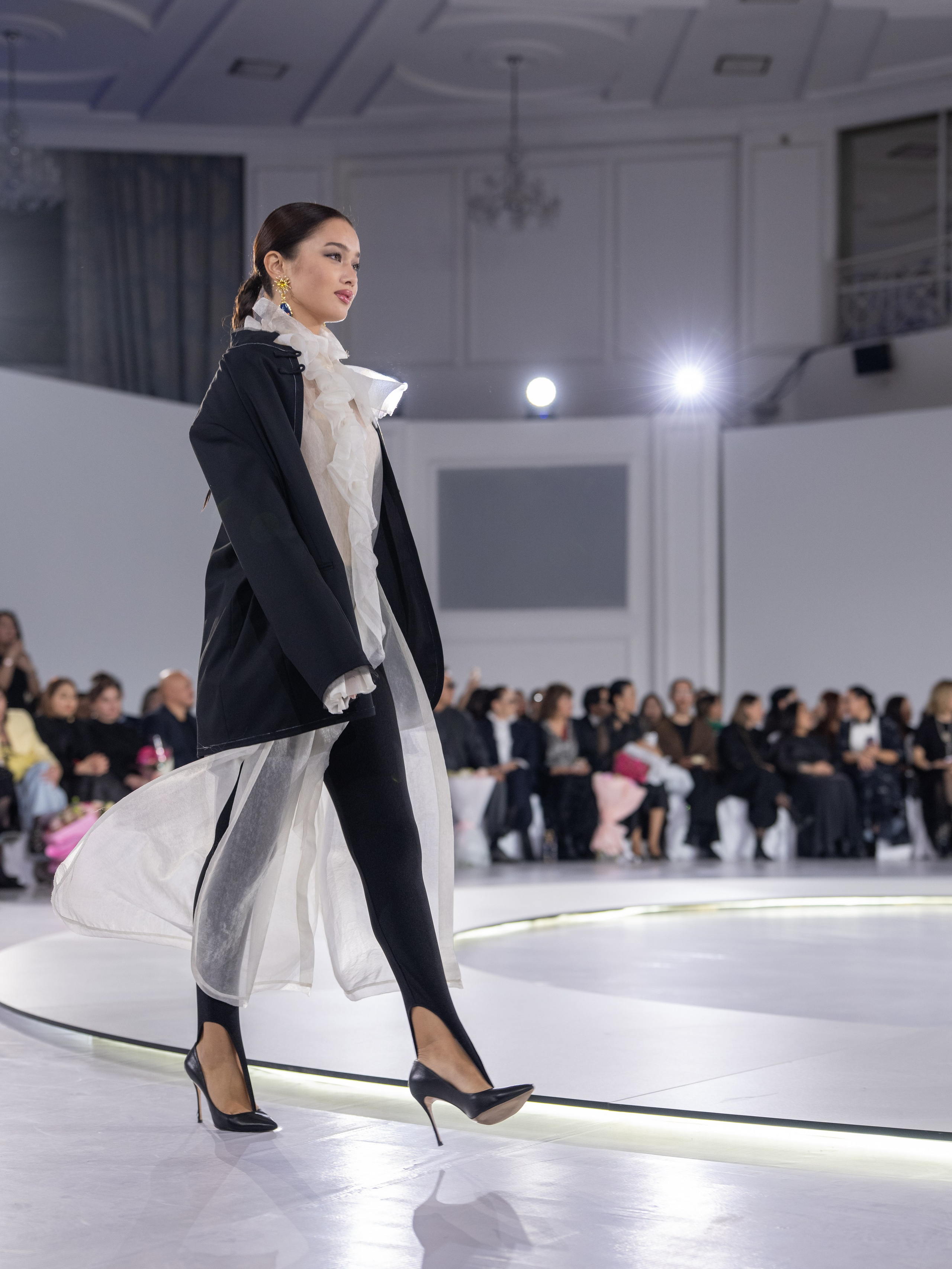 Дизайнер Aida Kaumenova. Сайт Алматинского НЮ АРТ, будуар и фэшн фотографа Дениса Карпенко