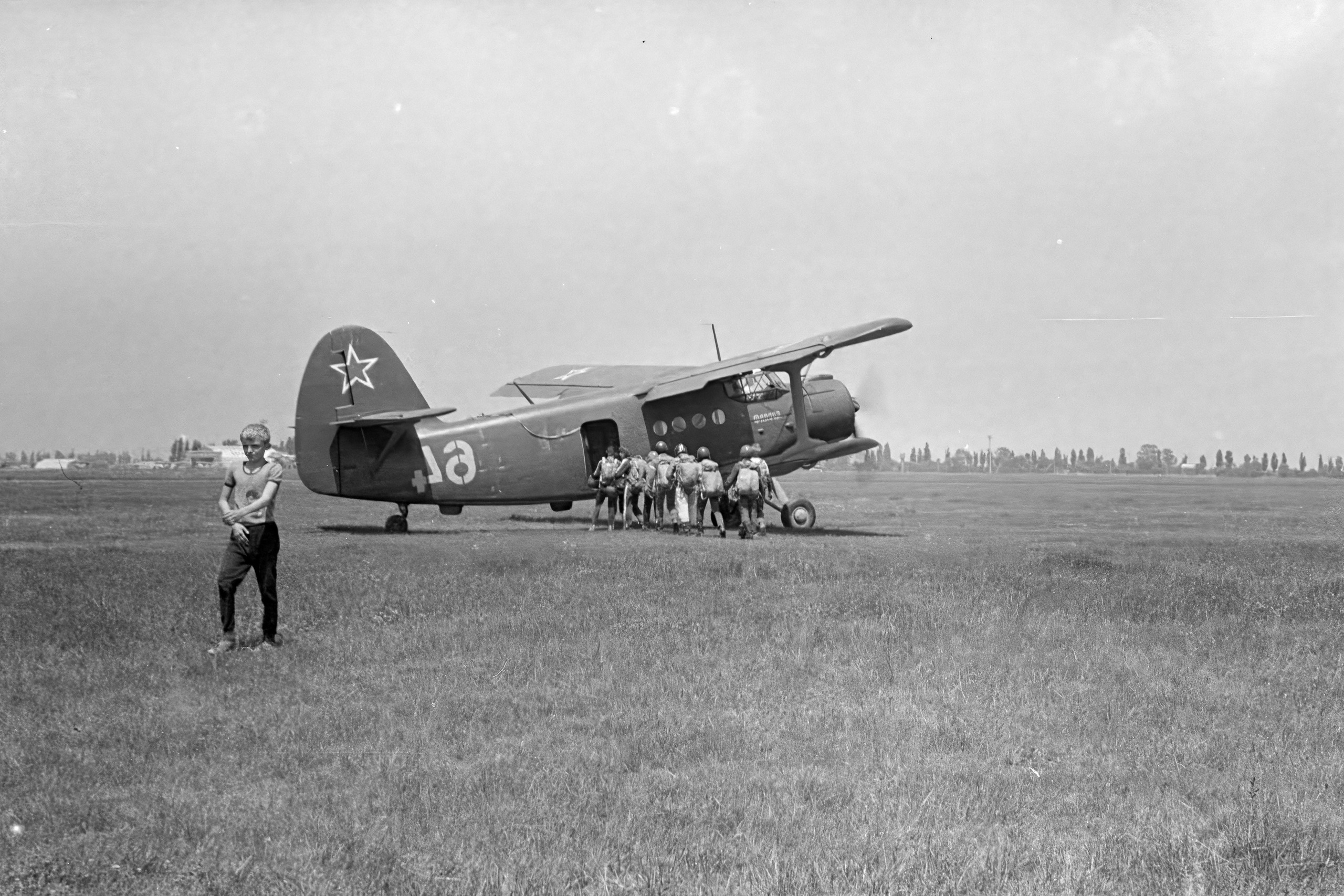 Парашютные сборы 1990 год съемка на ч/б пленку оцифровка 2024 год. Профессиональная фотосъемка. Ростов-на-Дону