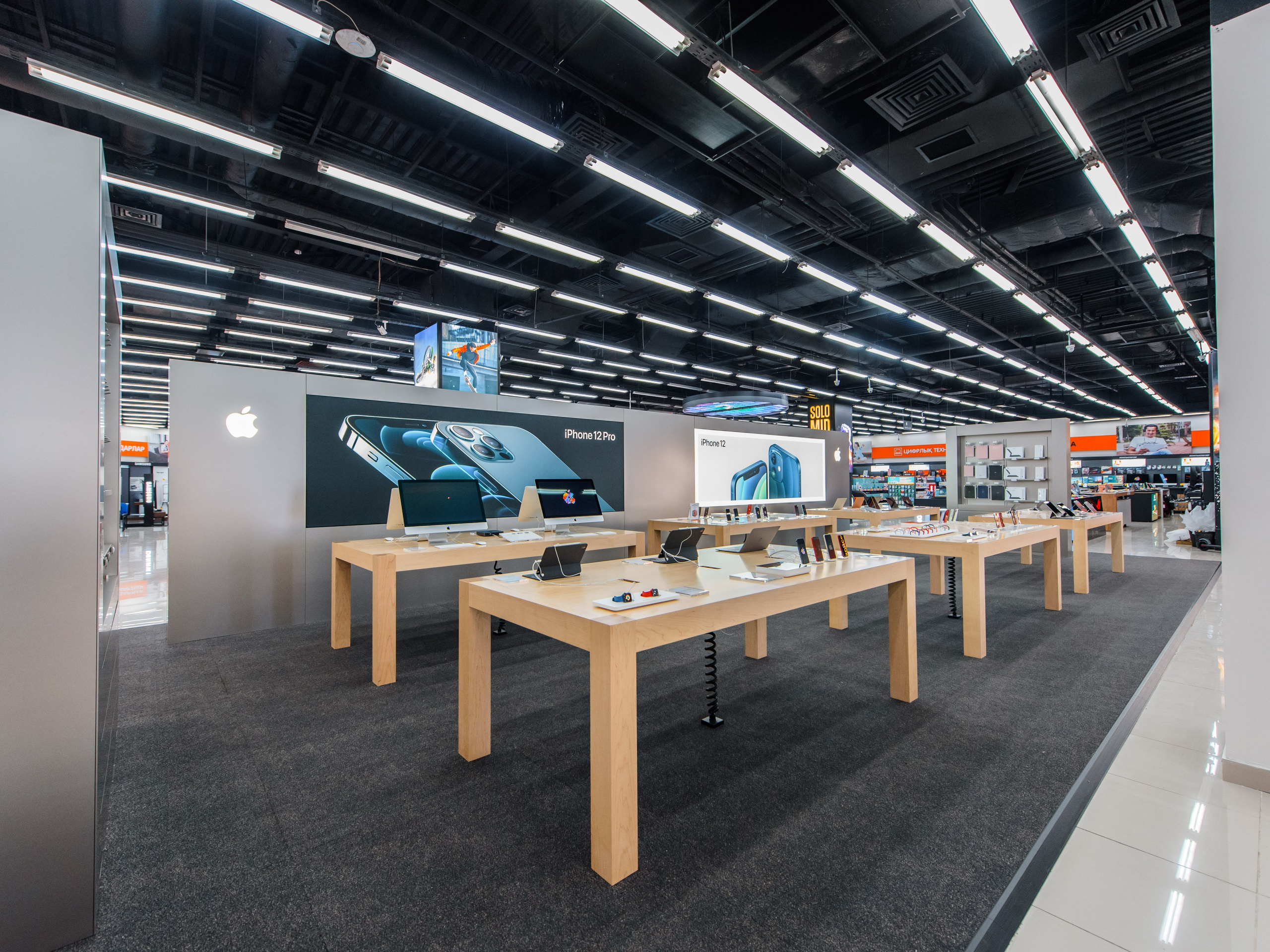 Витрины с техникой Apple. Интерьерный и репортажный фотограф в Алматы