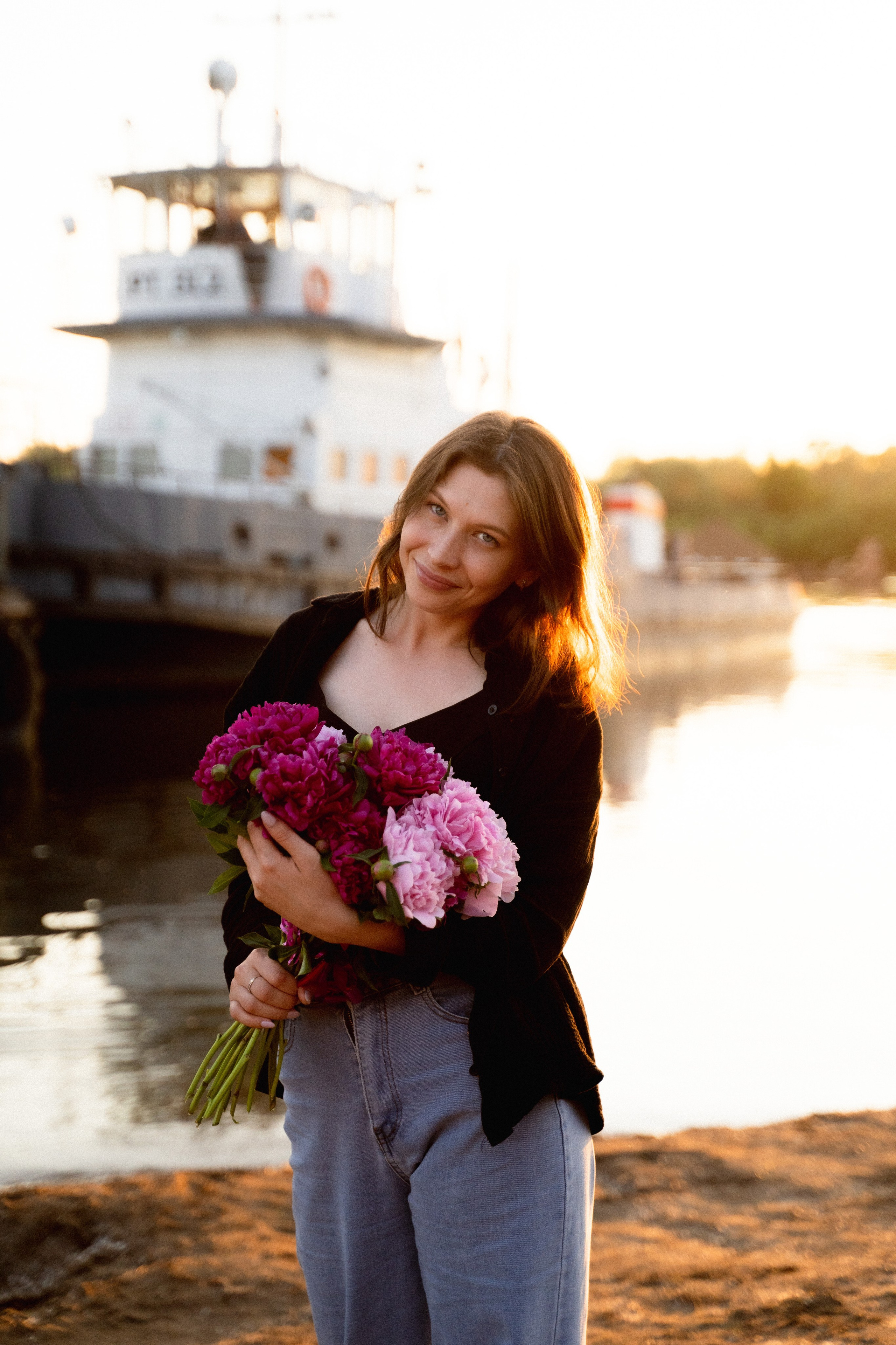 Девушки на берегу