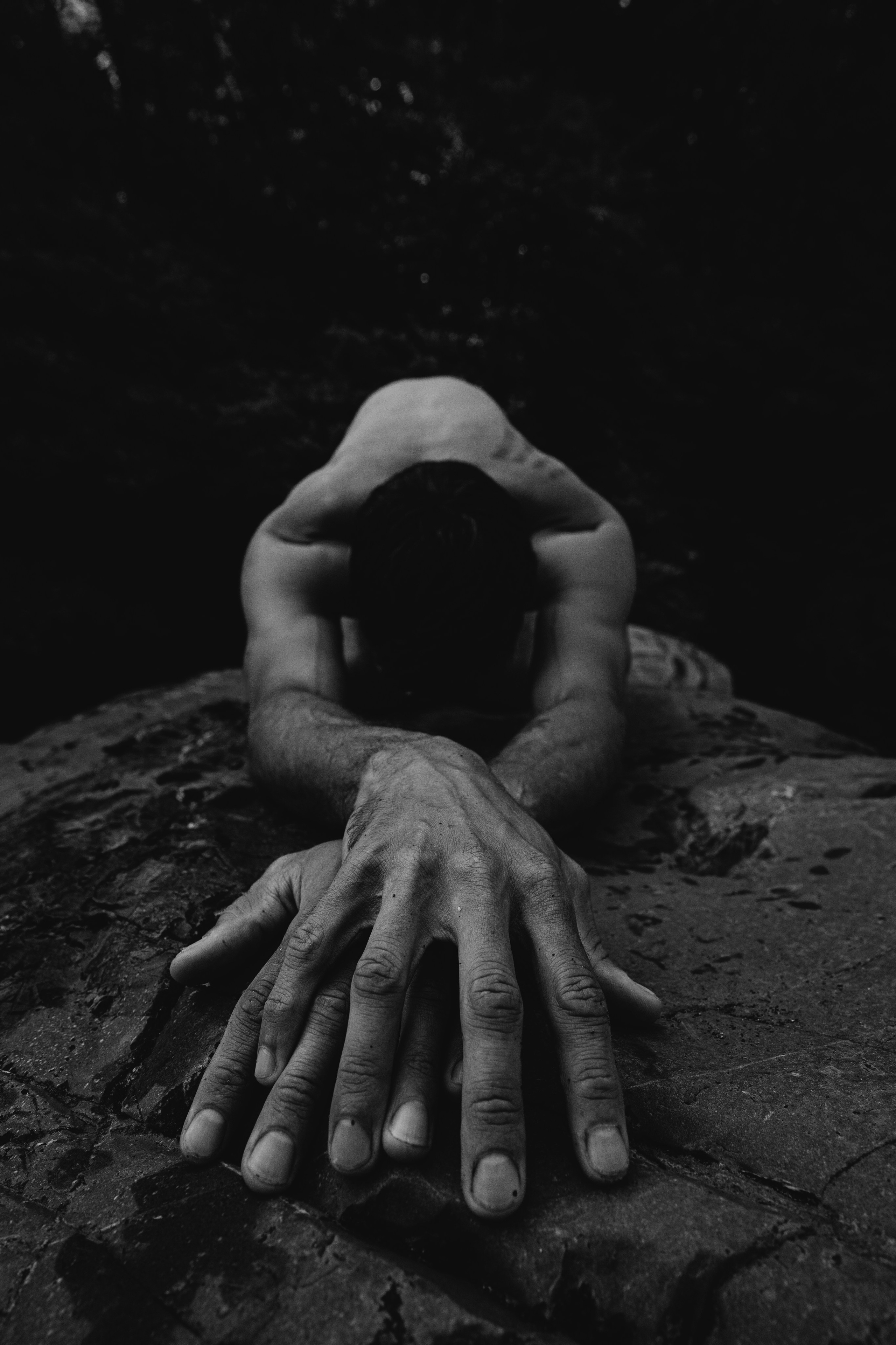 Фото крупным планом рук на фоне горы