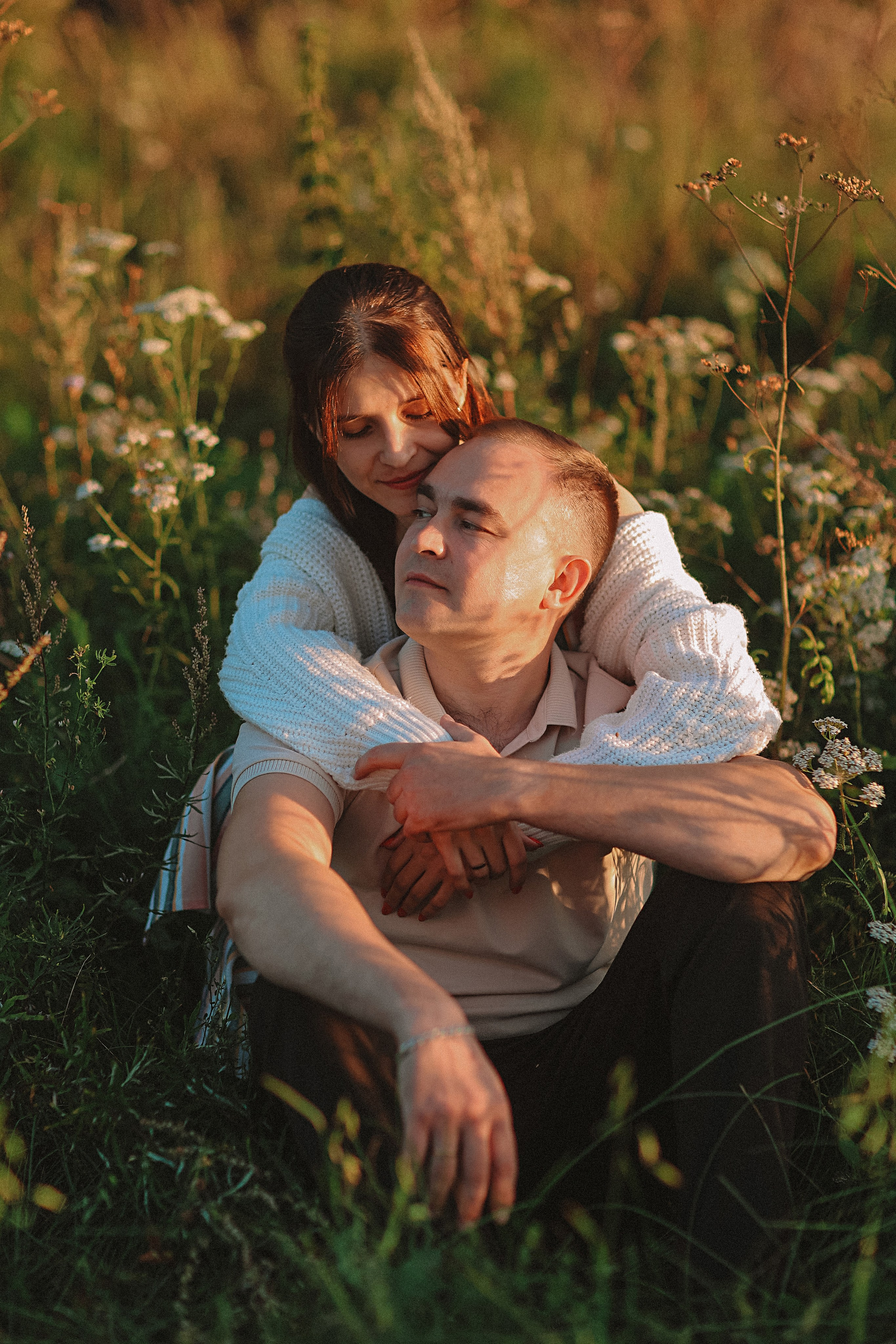 Поле love story на закате. Семейный фотограф Тюмень, фотограф на роды Салмина Мария