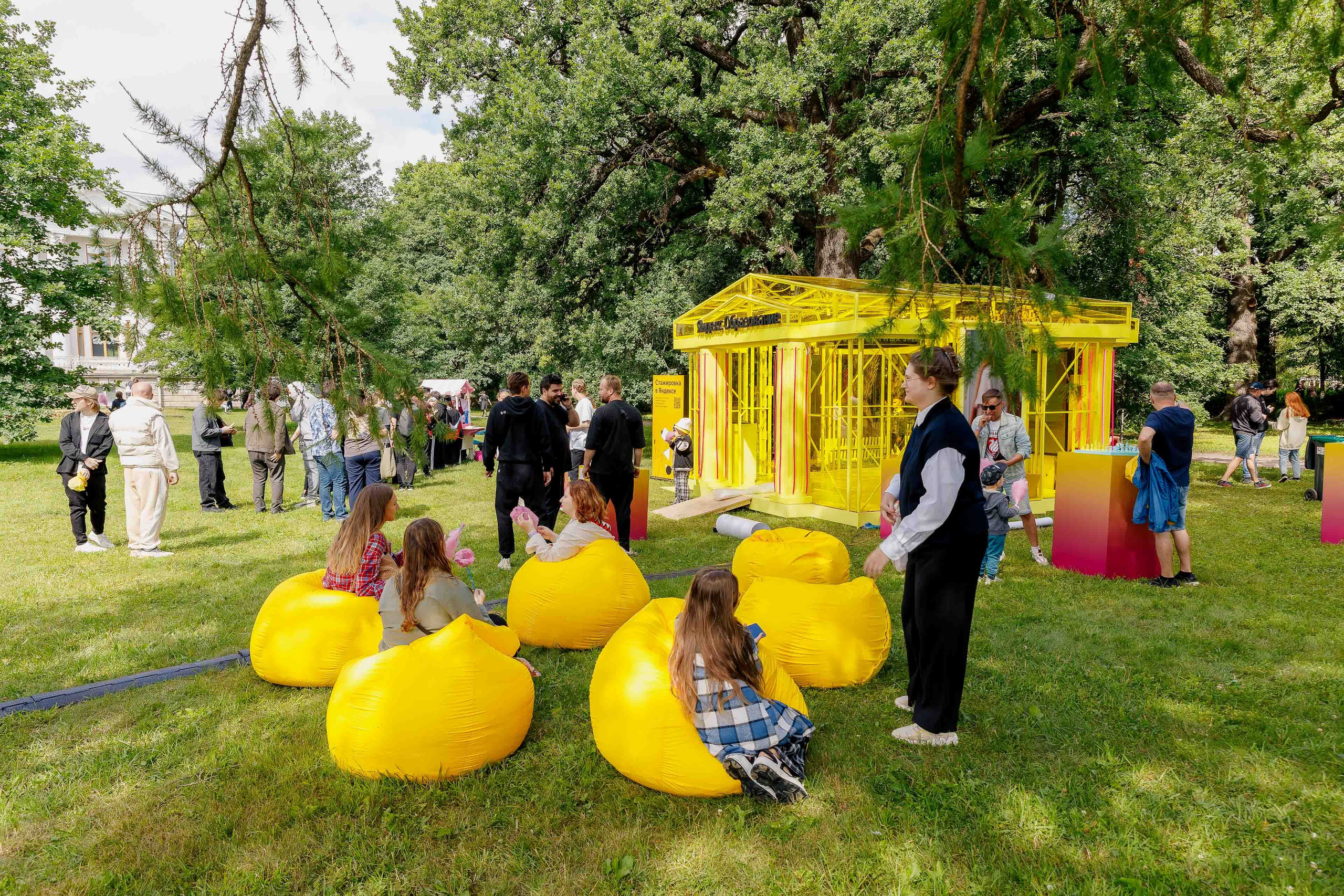 Фоторепортаж: стенд Яндекс Образования на ITMO Family Day 2024. Репортажный фотограф Москва Сергей Мирошников