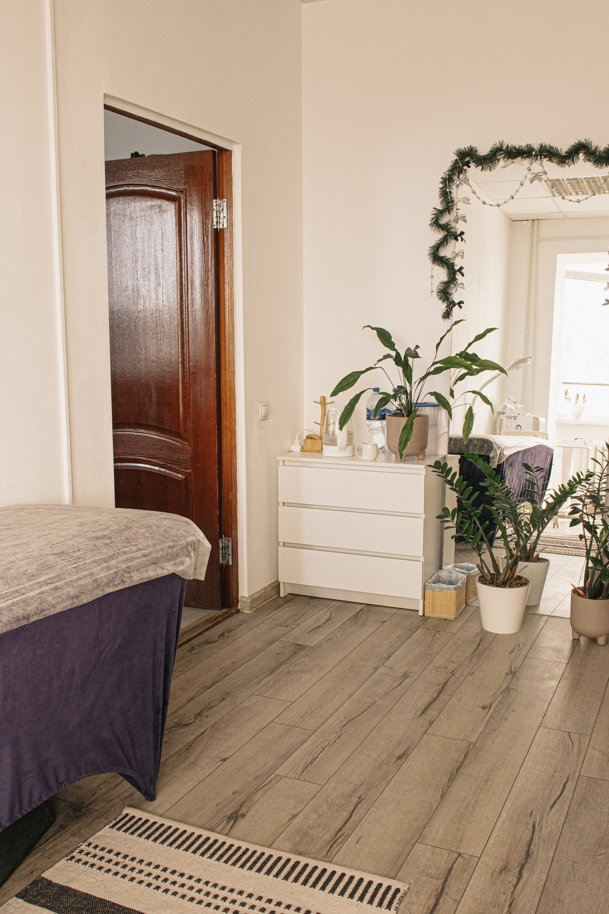 Уютный косметологический кабинет с кушеткой