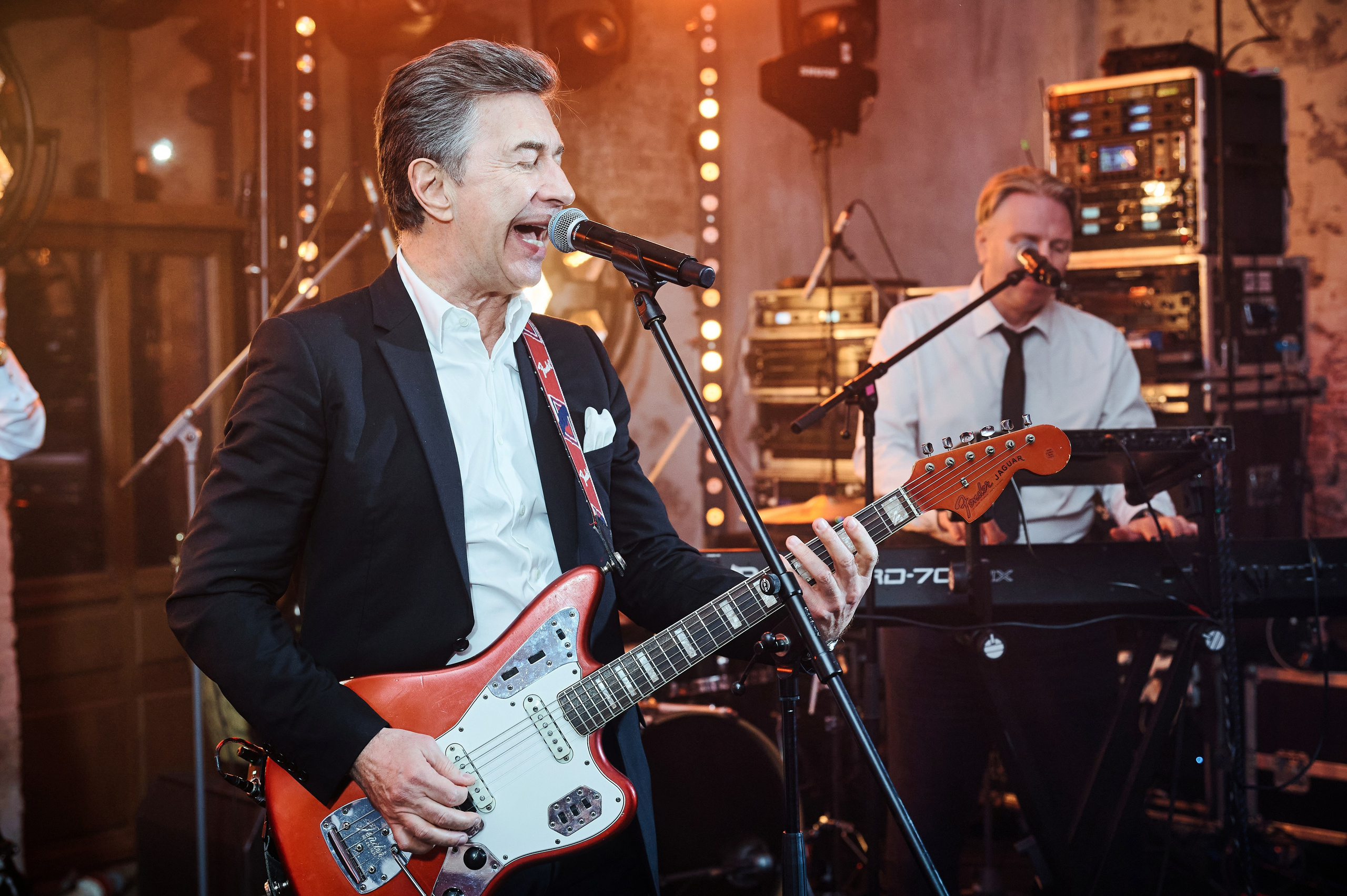 Торжественный момент, артист со сцены, живое событие фотография