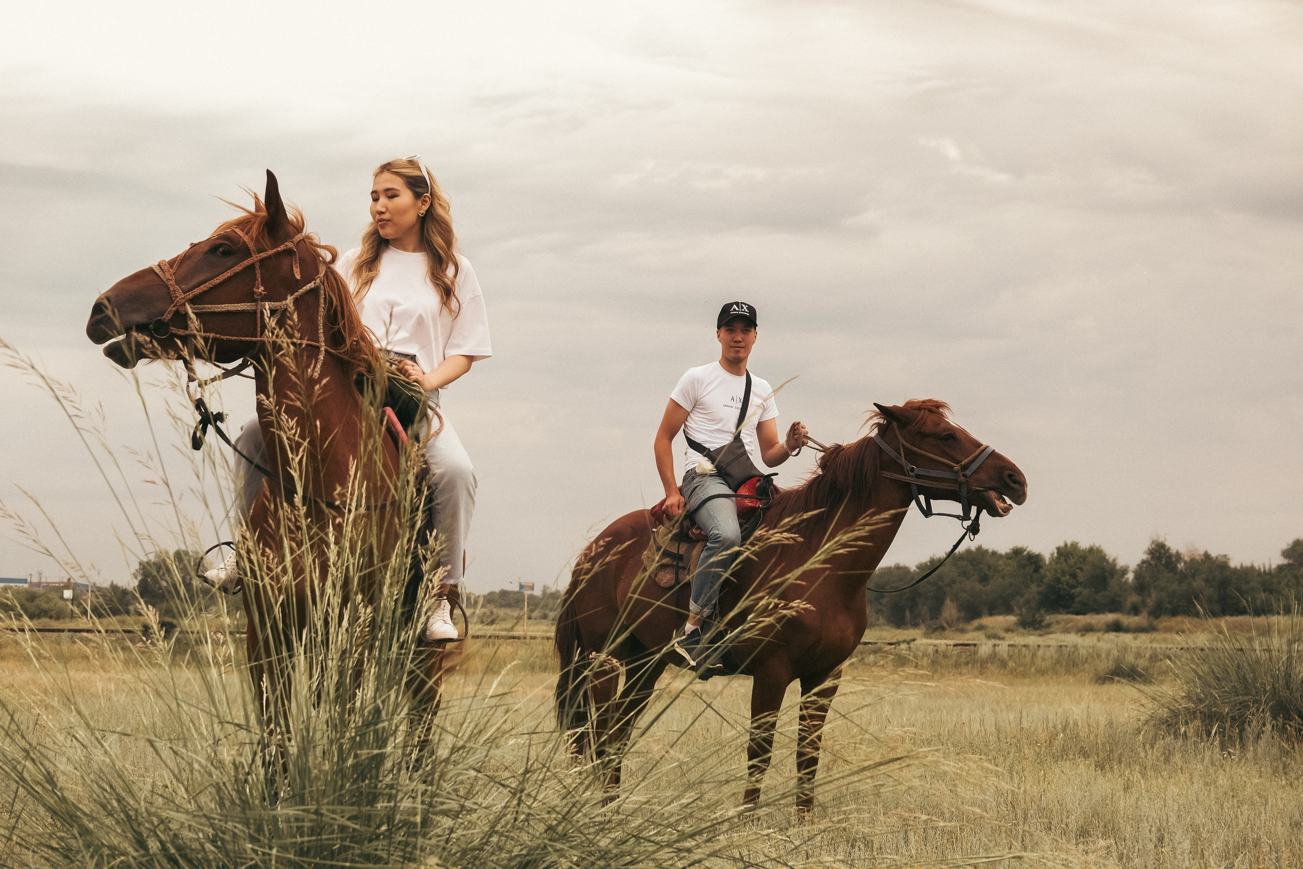 Конная прогулка пары в городе Караганда