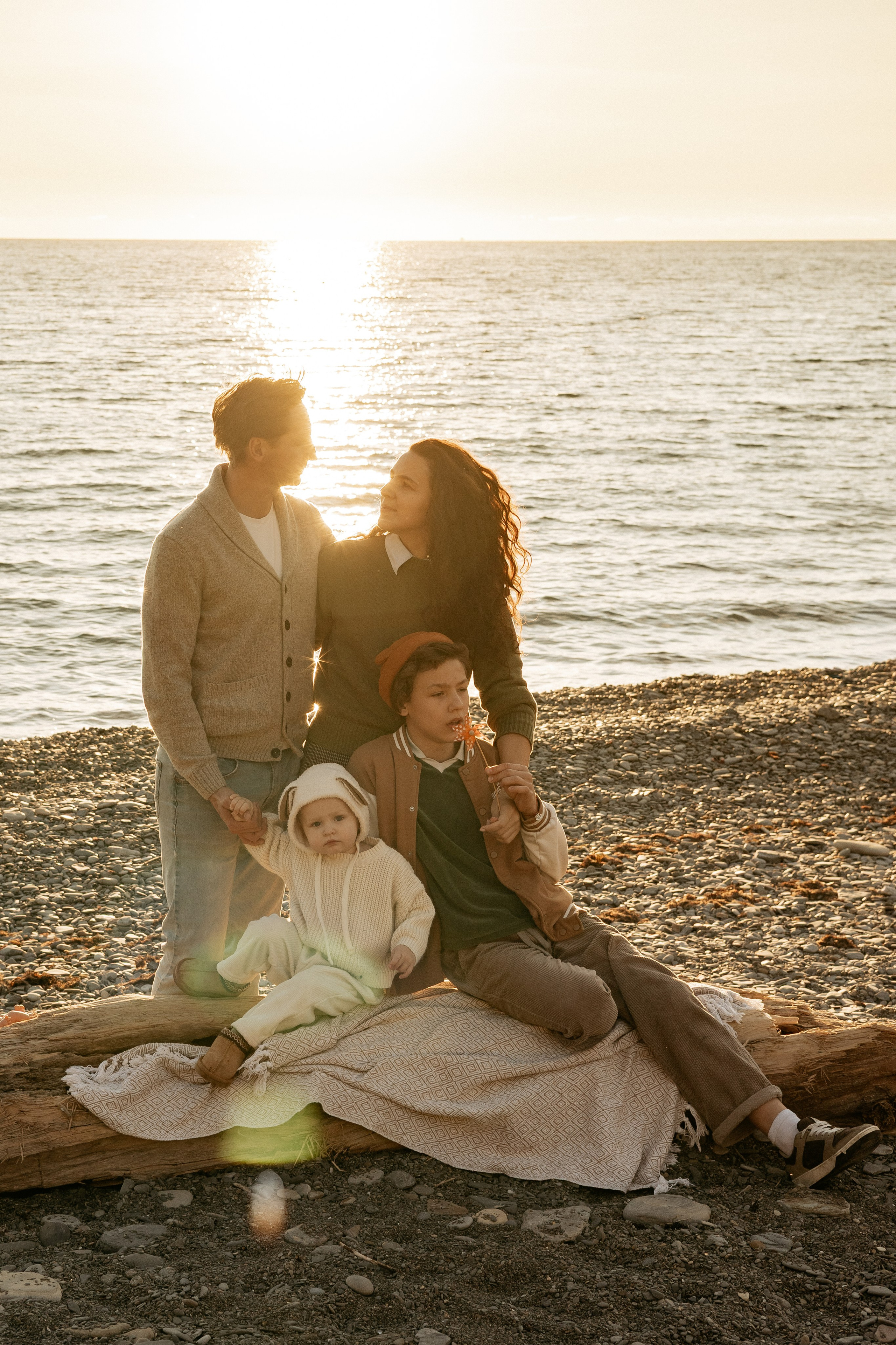 Дети с родителями на берегу моря в Абрау-Дюрсо