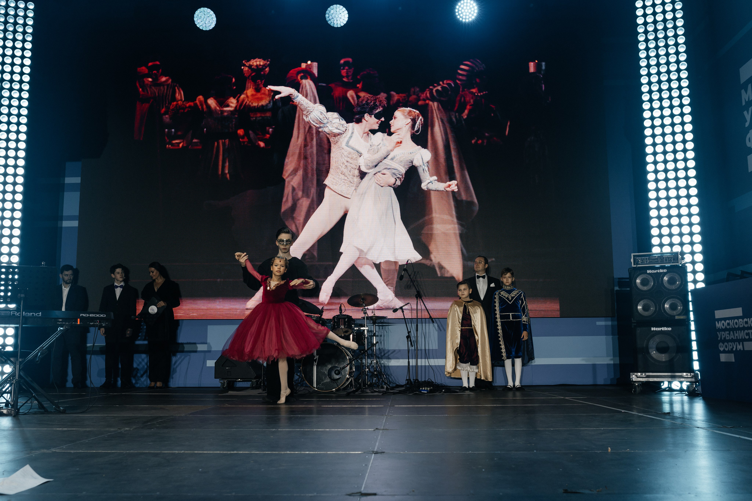 Московский урбанистический форум. Фонд Оксаны Фёдоровой. Ромео и Джульета. Фотограф Наталия Федосова, г. Москва. TG и Instagram @nataliya_raw