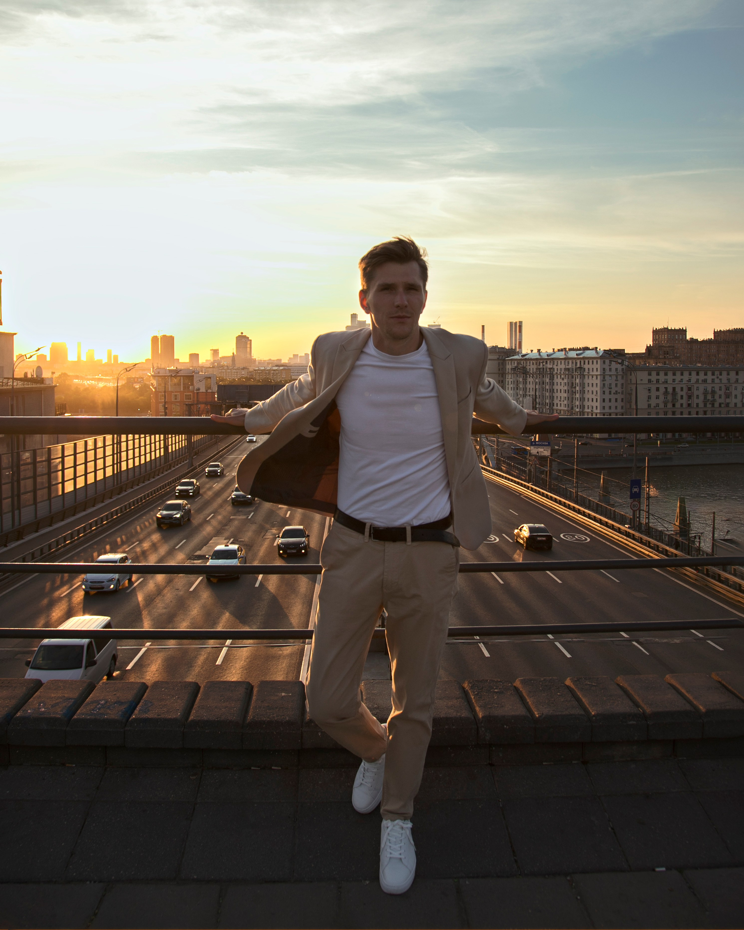 Мужская фотосессия на улице. Профессиональный фотограф в Москве