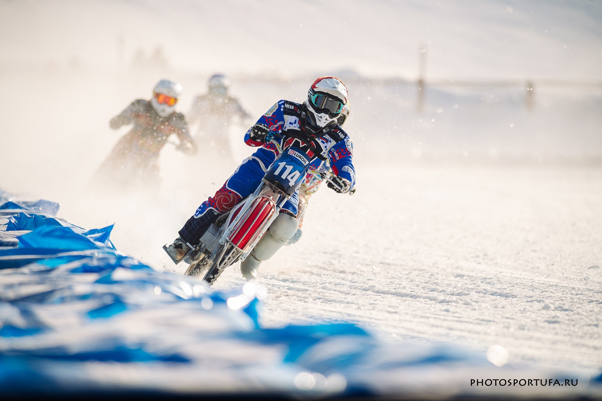 Мотогонку на льду. Спортивный фотограф в Уфе Евгений Буров