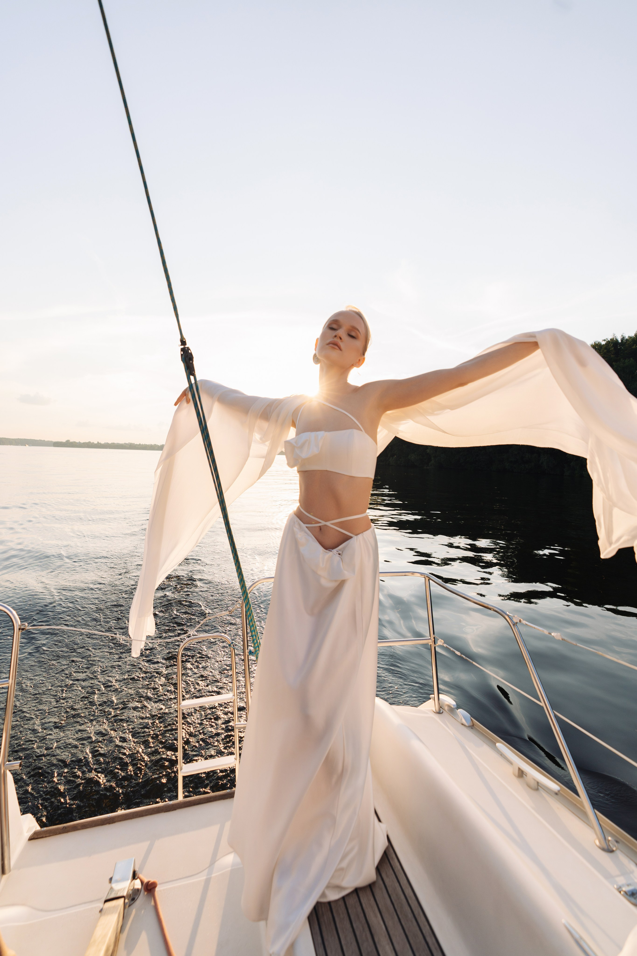 Свадебная фотосессия на яхте на закате (Пироговское водохранилище)