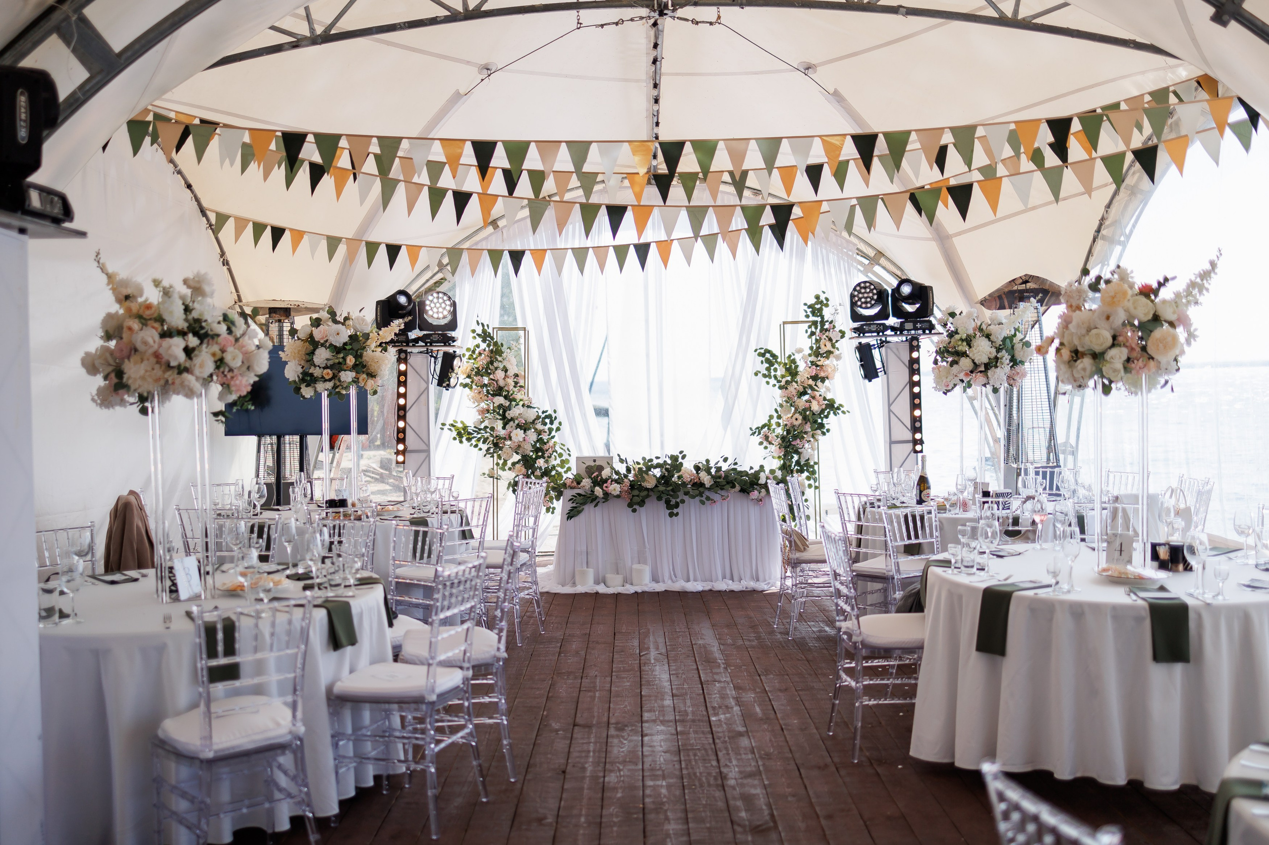 Свадебный фотограф, который видит красоту в деталях и превращает каждую секунду в шедевр.