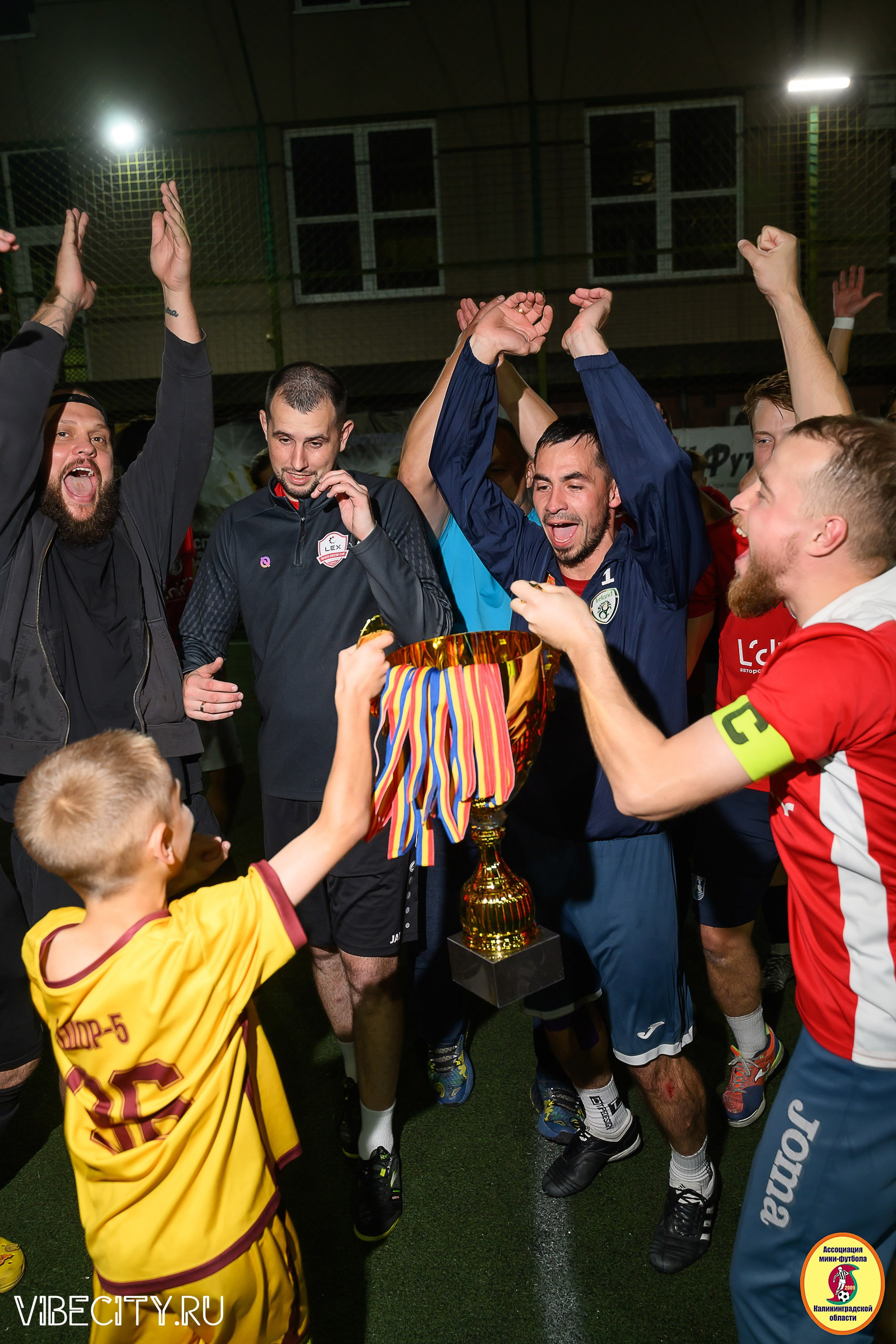 ФИНАЛЬНЫЕ ИГРЫ КУБКА МИНИ-ФУТБОЛЬНОЙ ЛИГИ И КУБКА КОРПОРАТИВНОЙ МФЛ 2025. VIBECITY.RU Вайб Сити Ру Фоторепортажи Фотоотчеты Калининград
