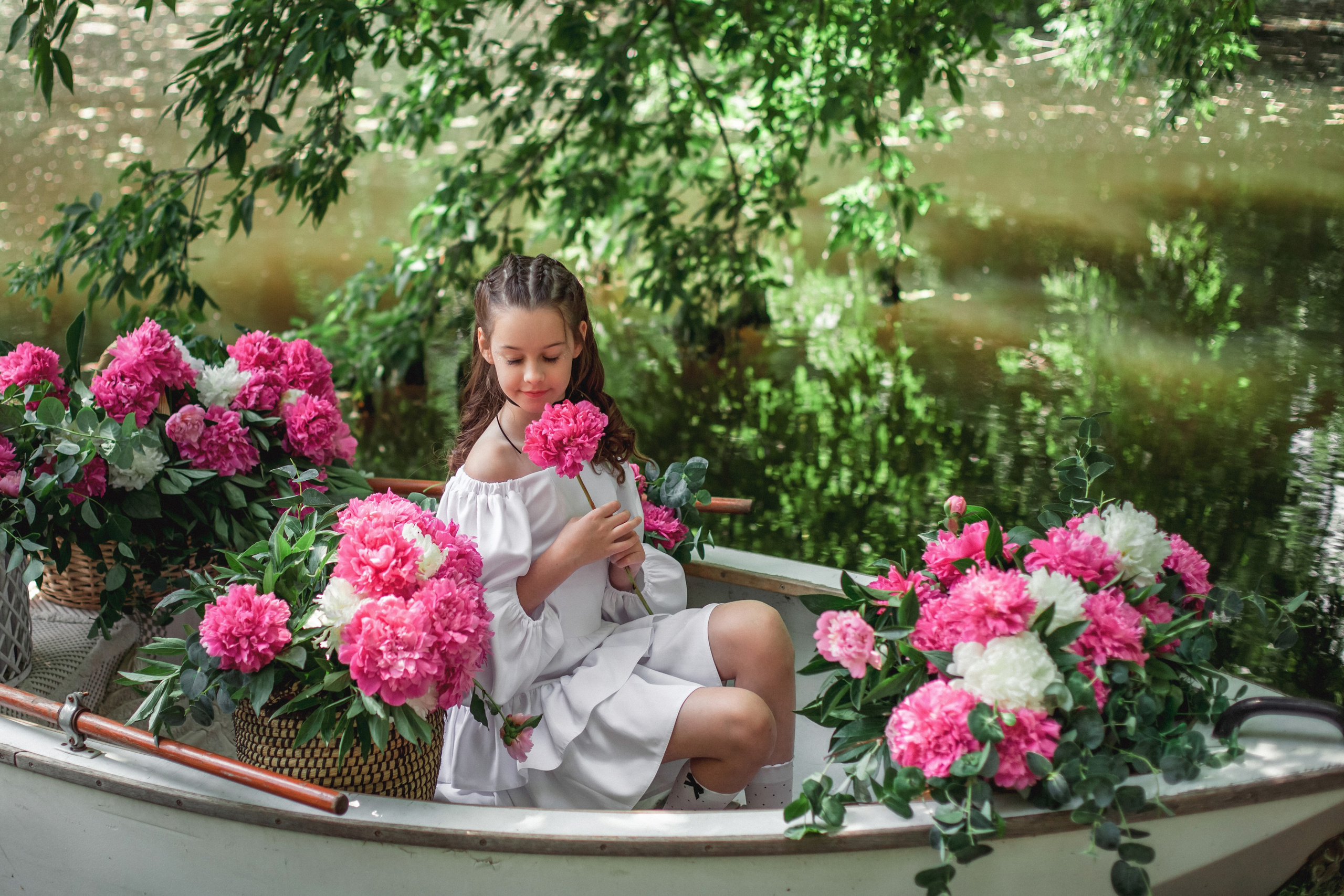 Екатерина и Вика в лодке с пионами. Фотограф в Волгограде Норченко Светлана