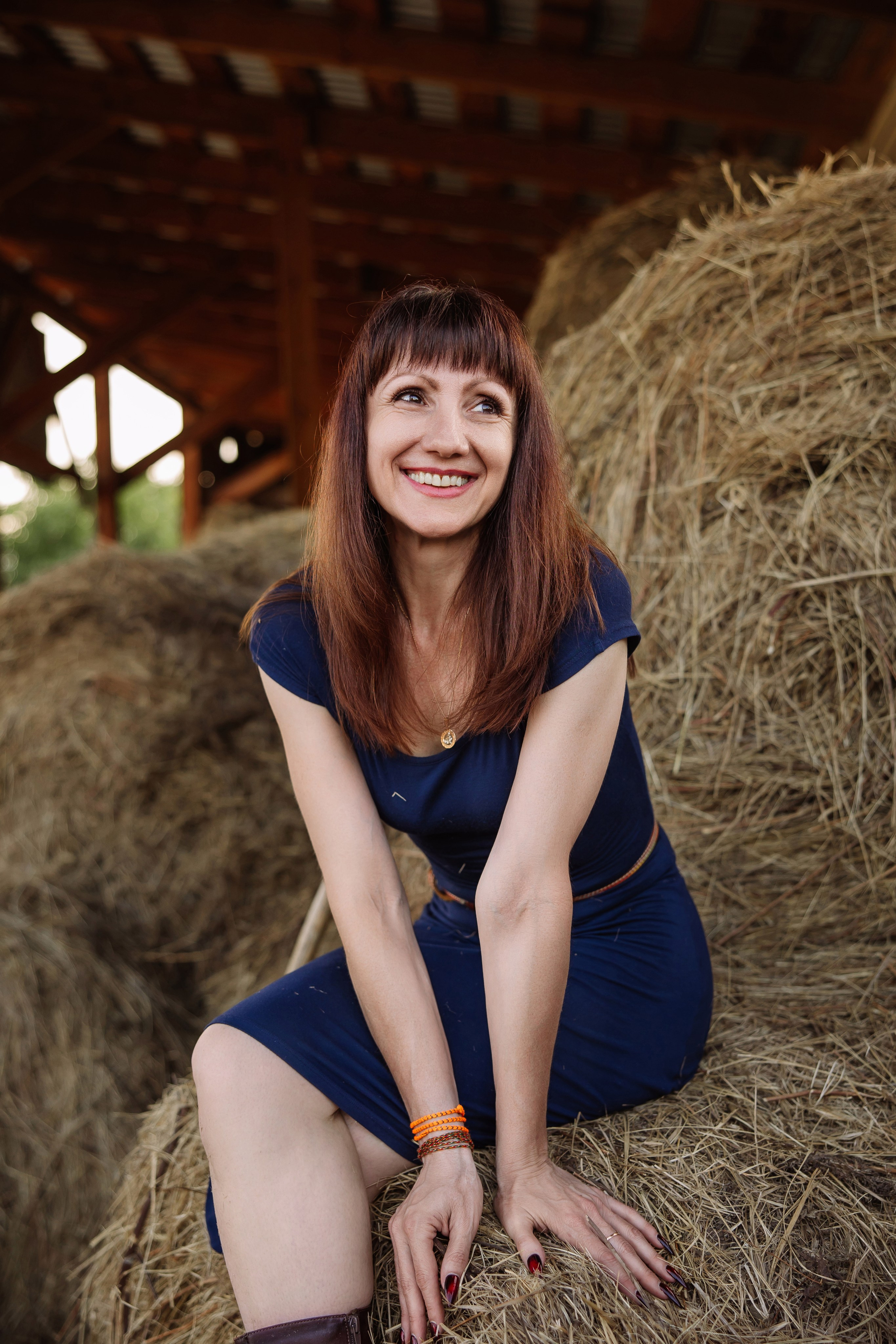 Девушка красиво улыбается на фотографии