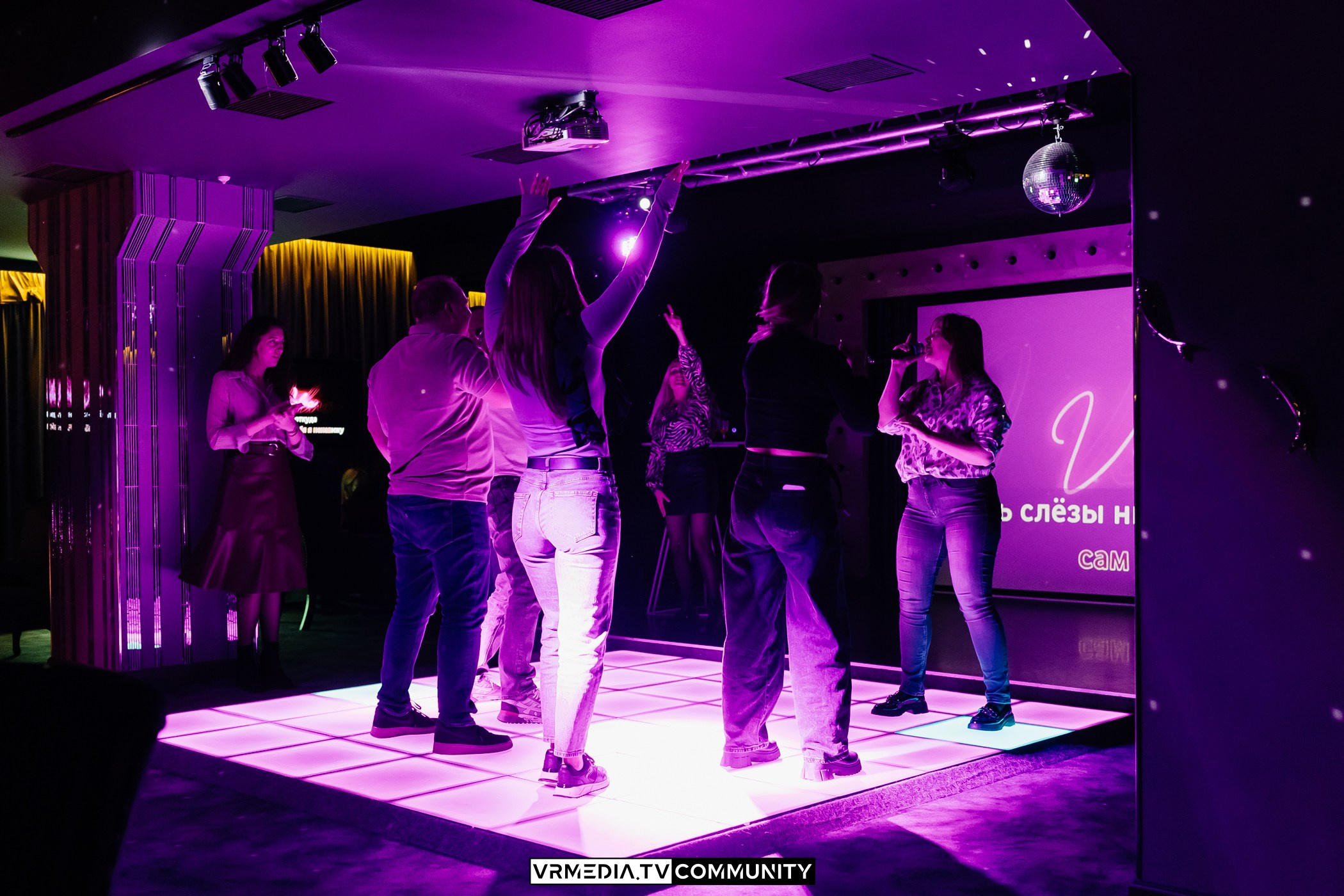 Караоке-бар «Volna»: Мир, труд, май, запевай