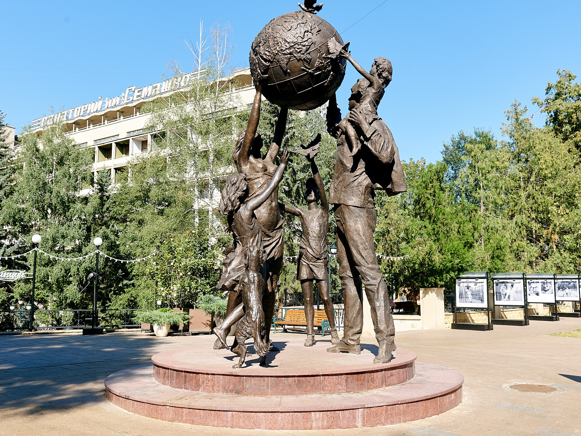 Кисловодск, Россия. Август 2024. Фотографии отовсюду и обо всем