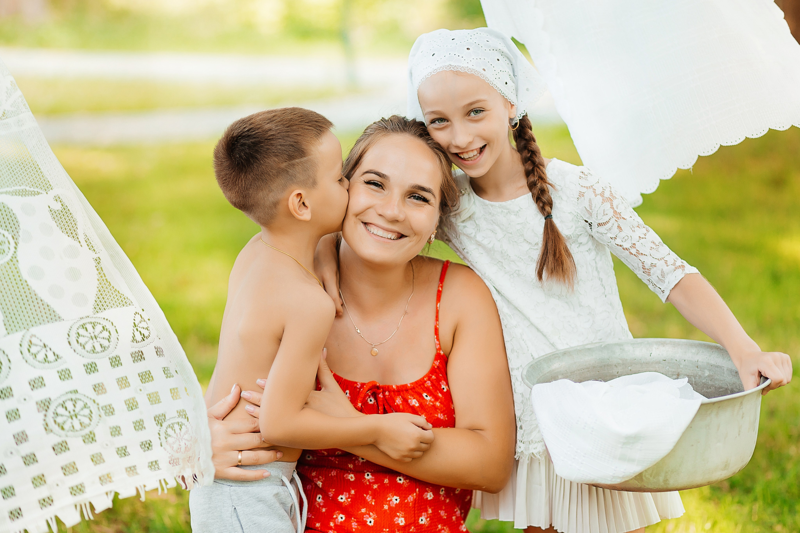 Семейная уличная фотосессия «Большая стирка». Фотограф в Подольске — Мария Бучнева