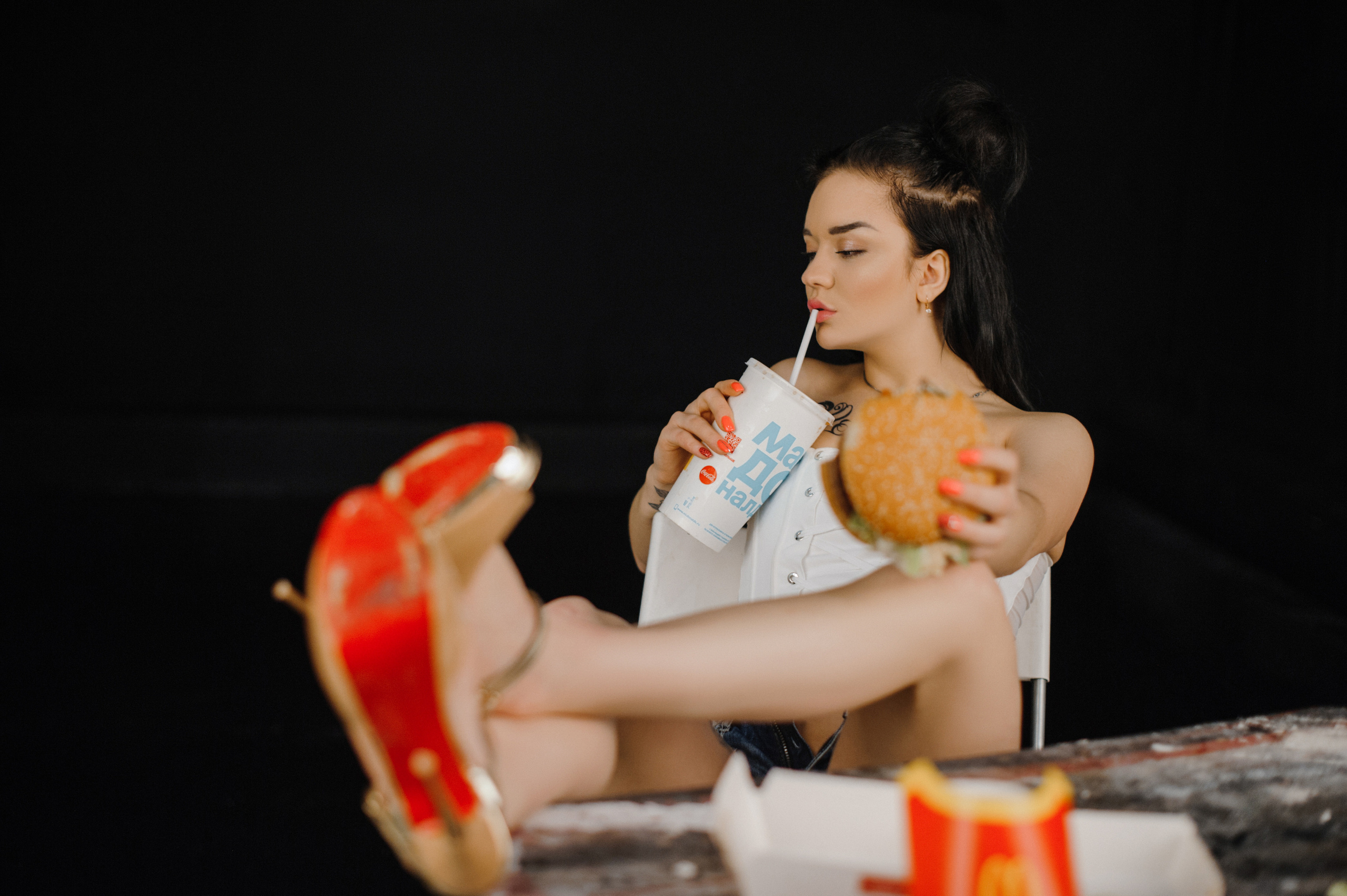 Фотосессия девушки с едой. Александр Mr.Brass — фотографирую женский портрет в Москве