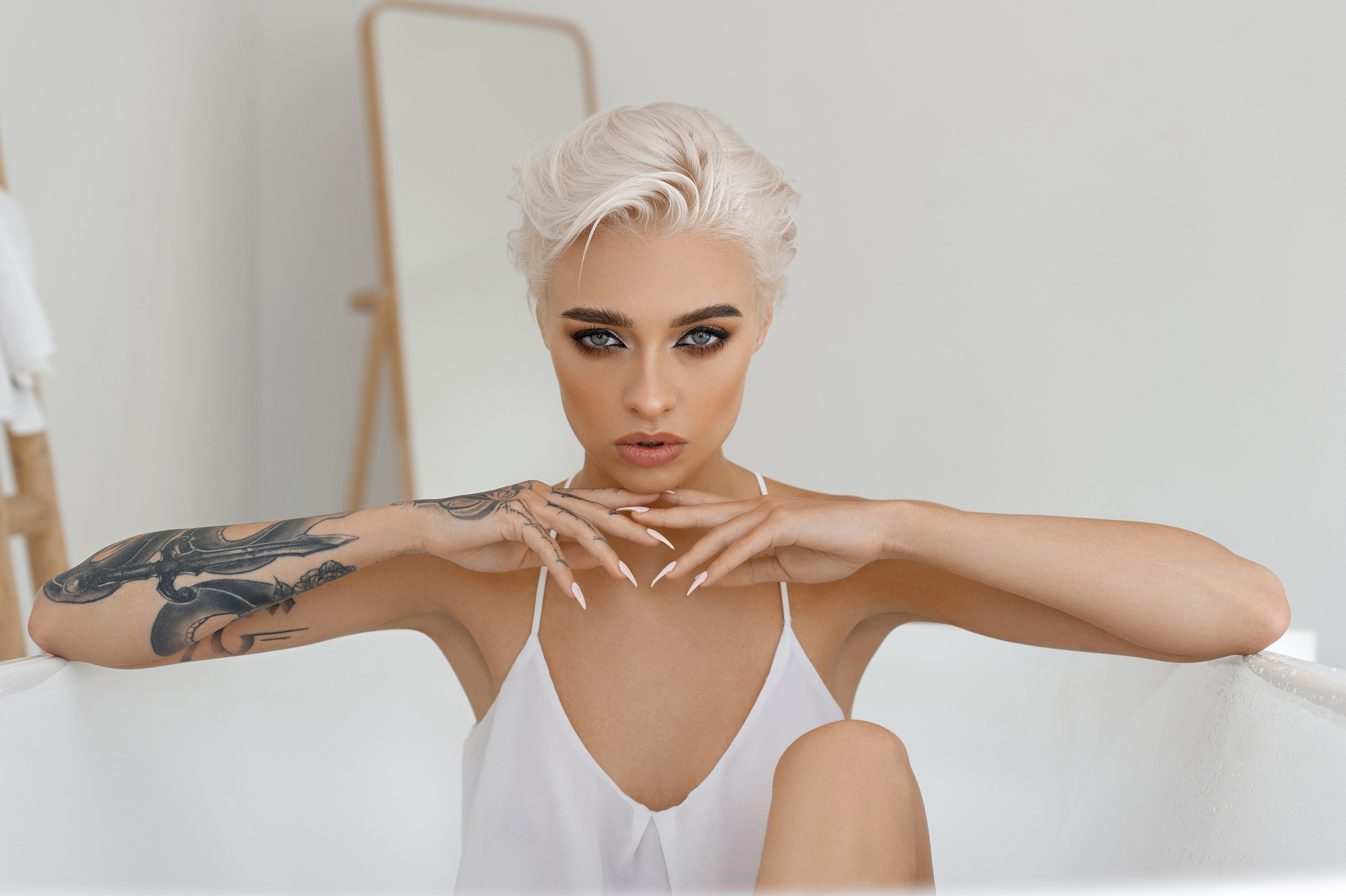 Фотосессия в ванне и душе. Александр Mr.Brass — фотографирую женский портрет в Москве