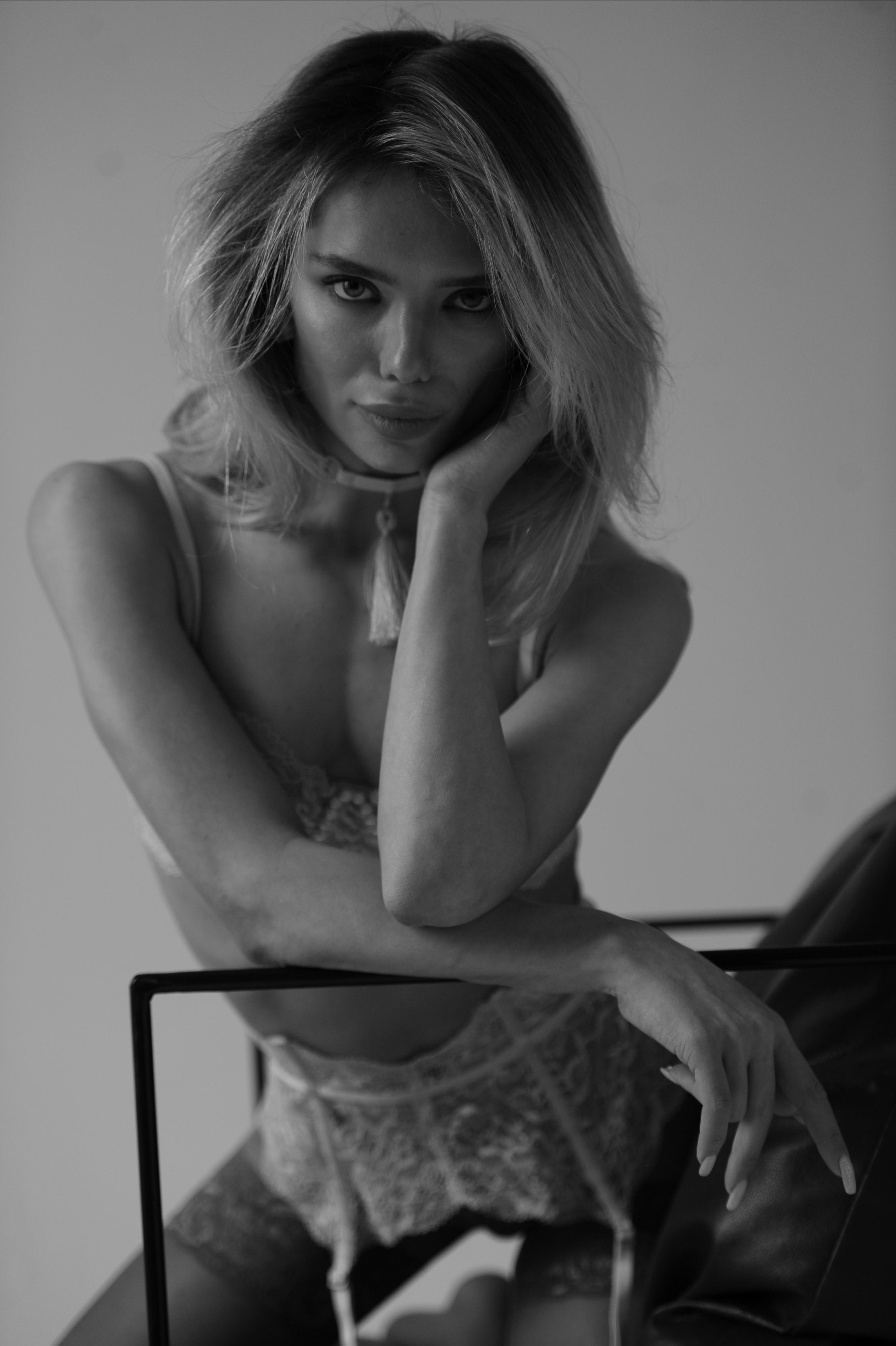 Фотосессия в стиле минимализм. Александр Mr.Brass — фотографирую женский портрет в Москве