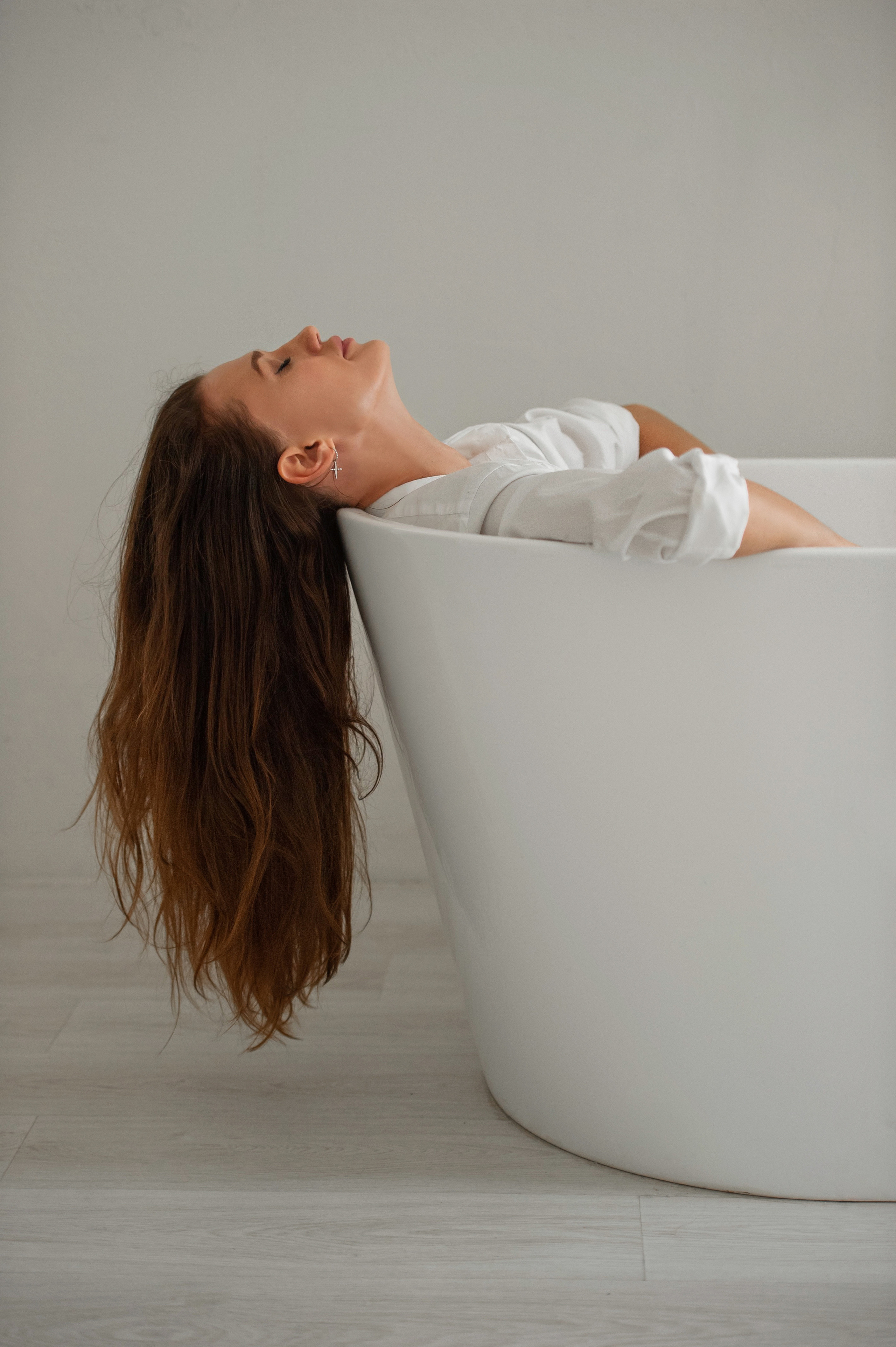 Фотосессия в ванне и душе. Александр Mr.Brass — фотографирую женский портрет в Москве