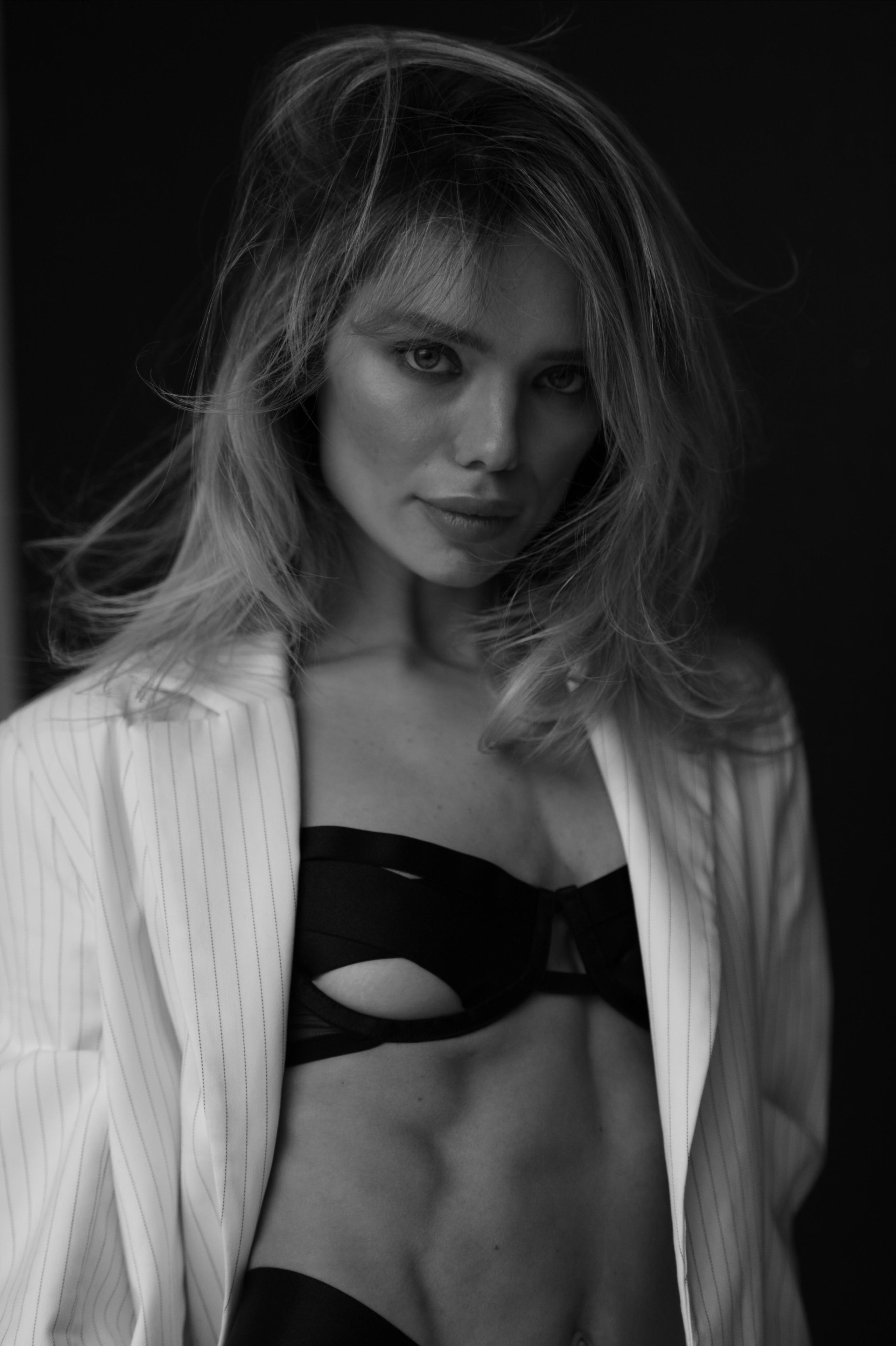 Фотосессия в стиле минимализм. Александр Mr.Brass — фотографирую женский портрет в Москве