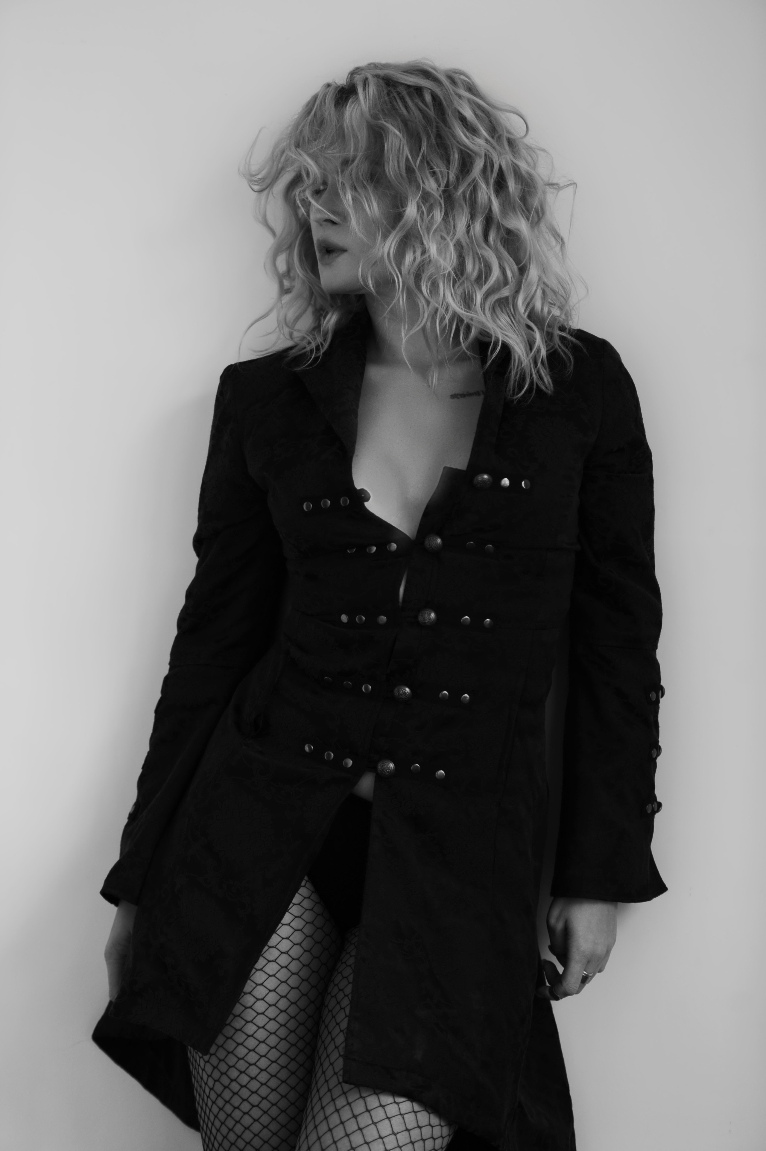 Фотосессия в стиле минимализм. Александр Mr.Brass — фотографирую женский портрет в Москве