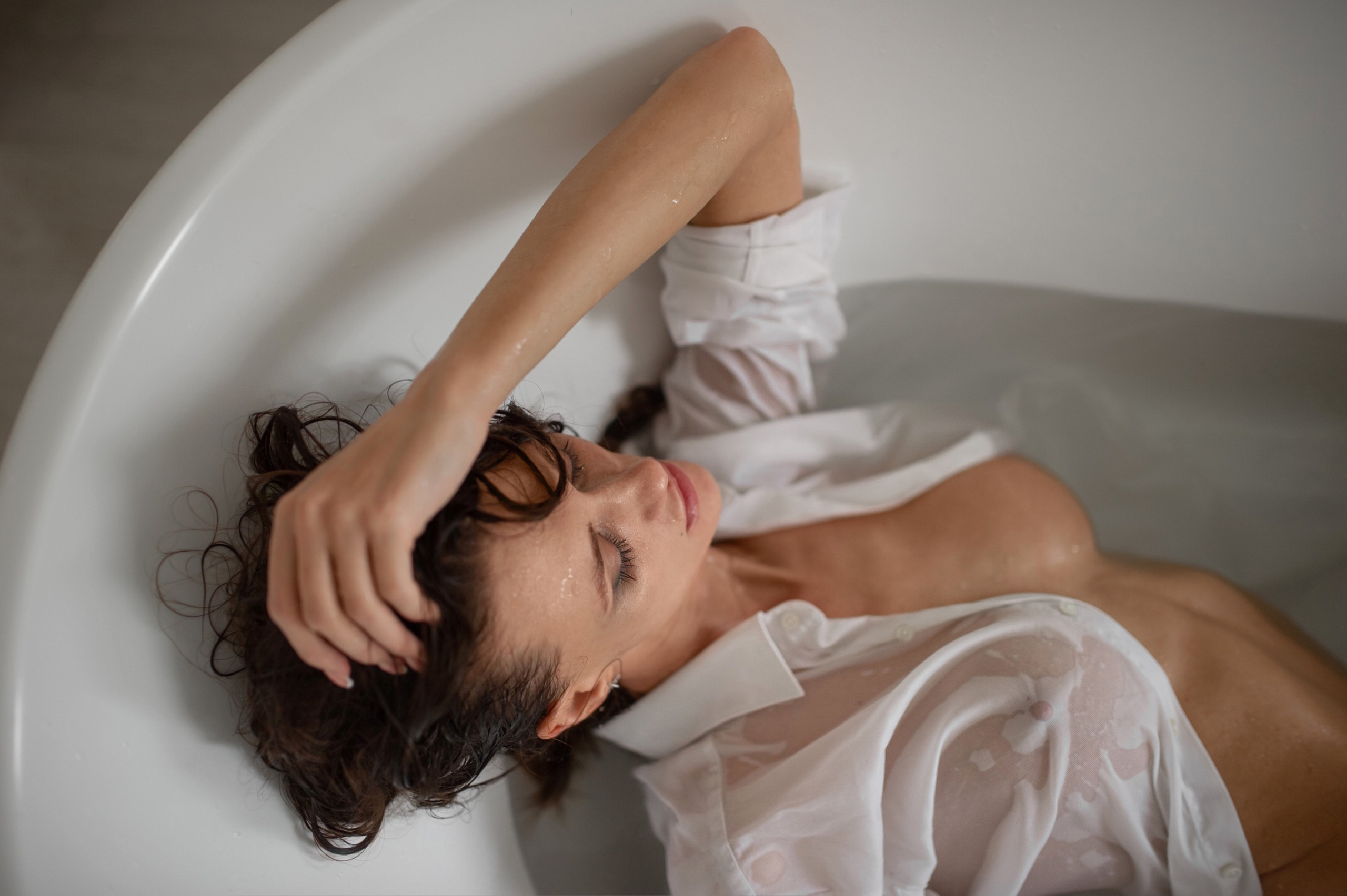 Фотосессия в ванне и душе. Александр Mr.Brass — фотографирую женский портрет в Москве