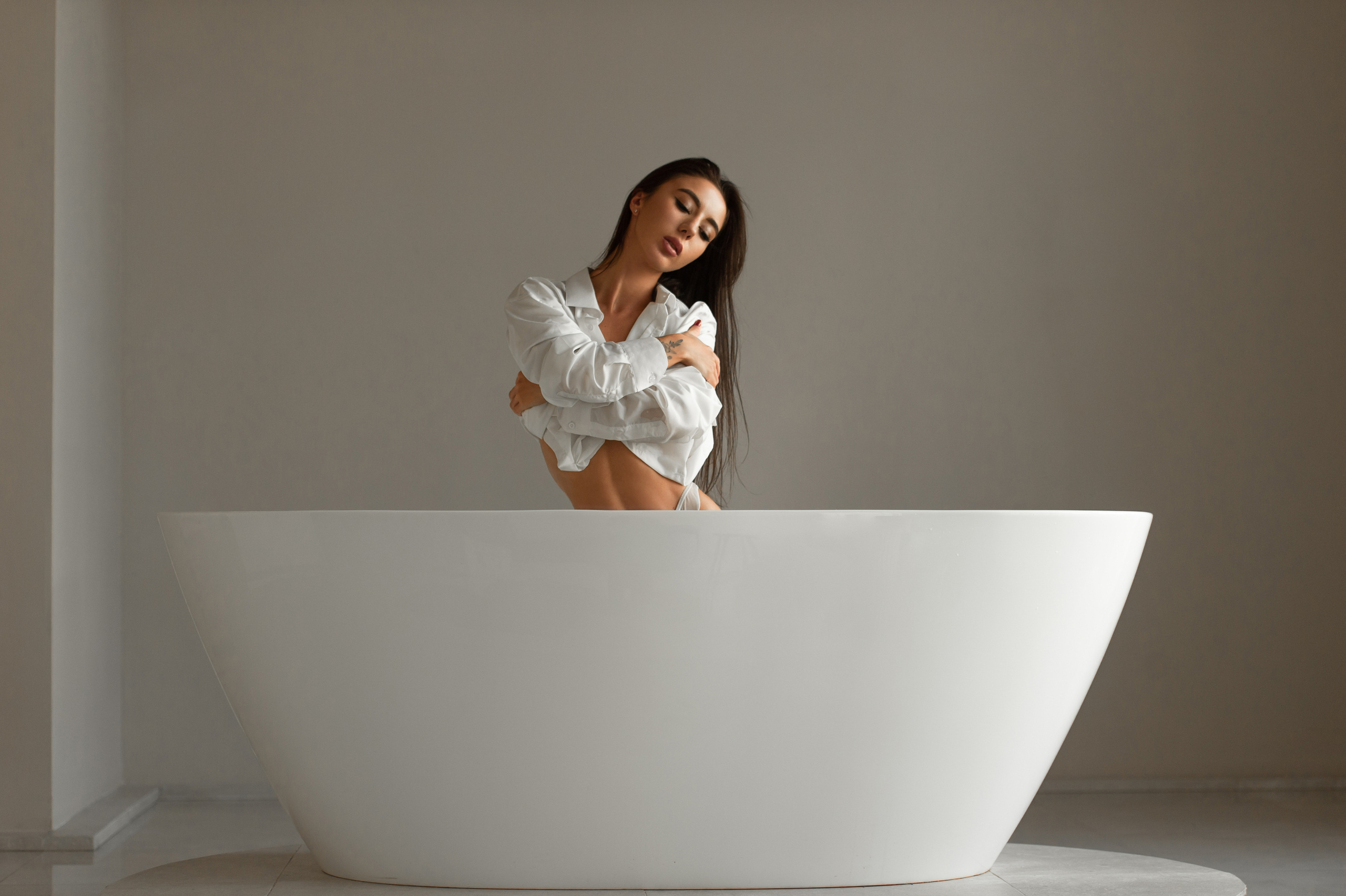 Фотосессия в ванне и душе. Александр Mr.Brass — фотографирую женский портрет в Москве