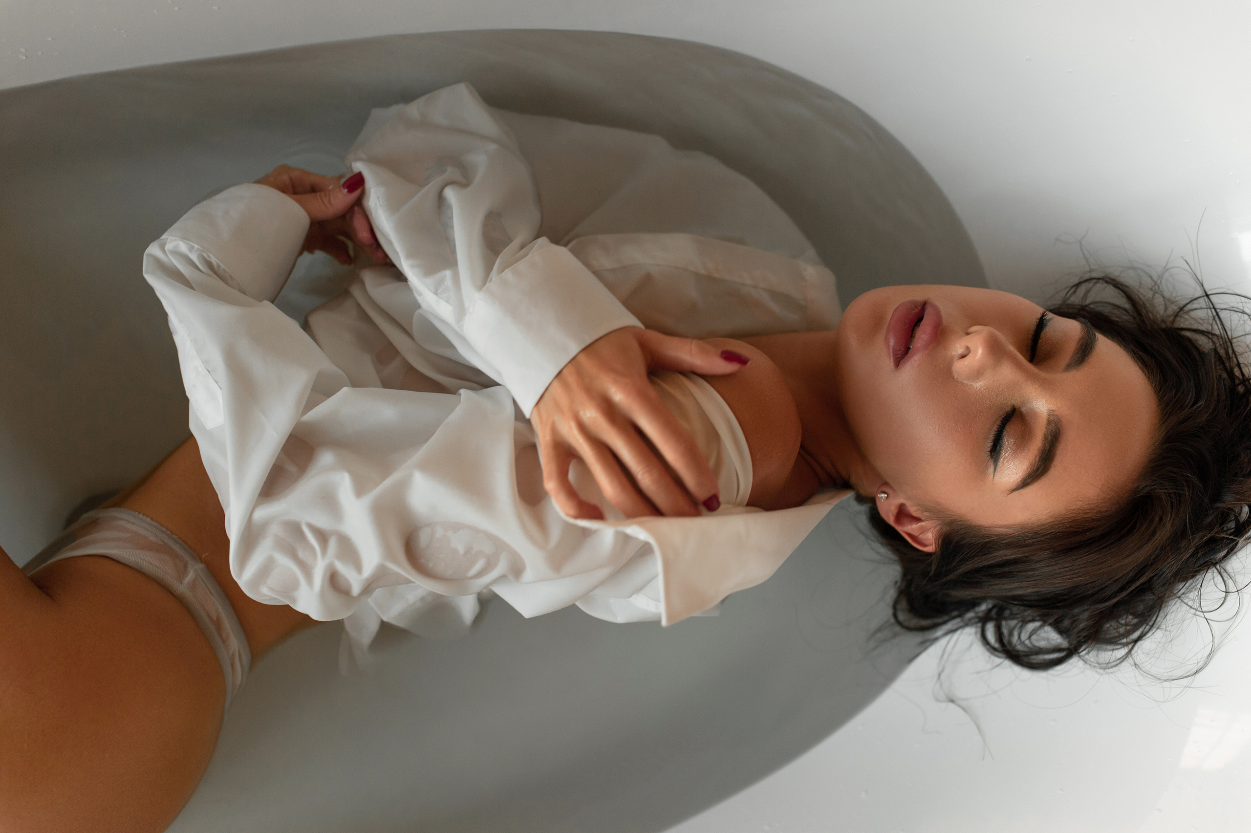 Фотосессия в ванне и душе. Александр Mr.Brass — фотографирую женский портрет в Москве