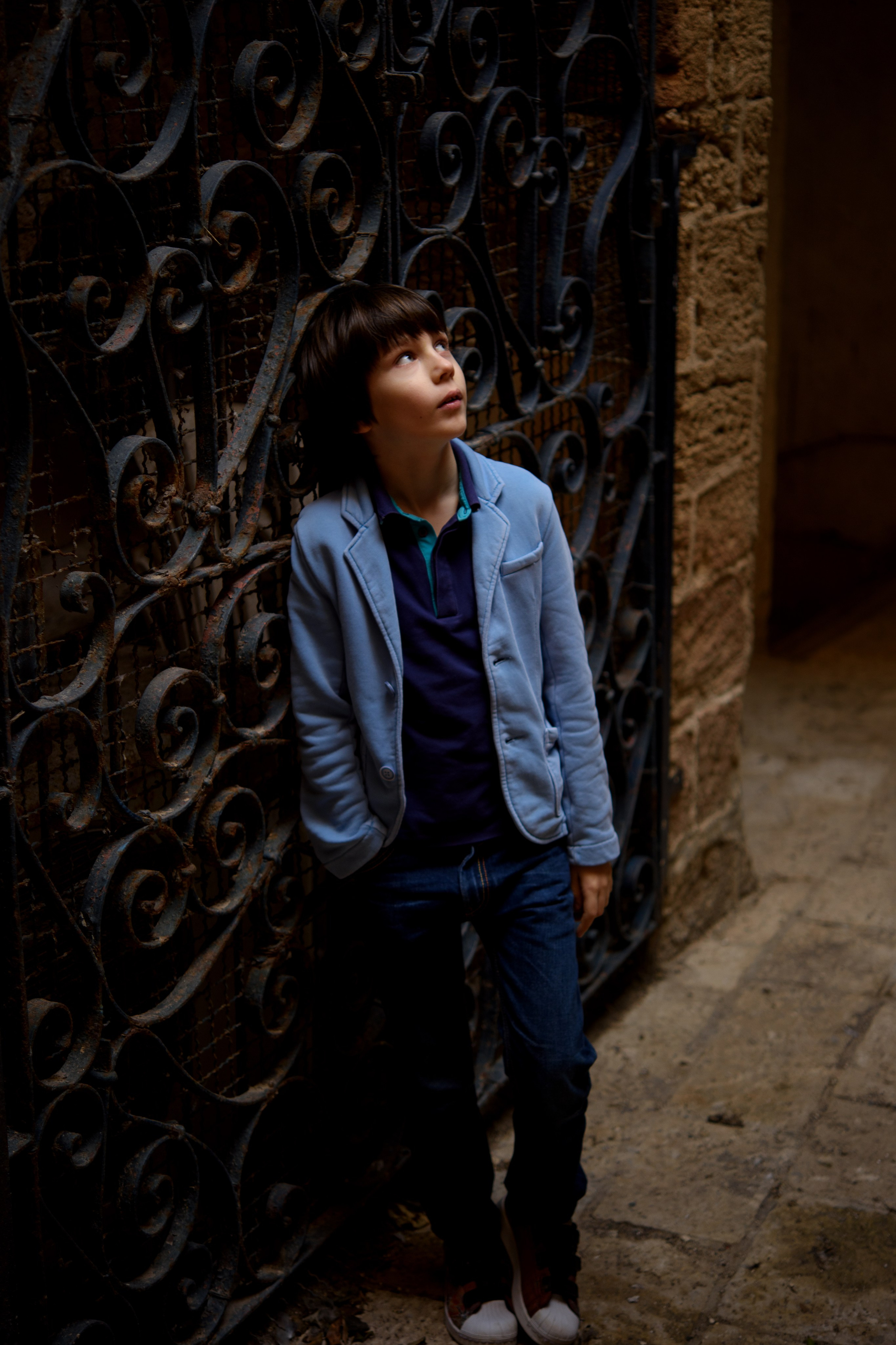 Фотосессия мальчика в старом городе. Главная