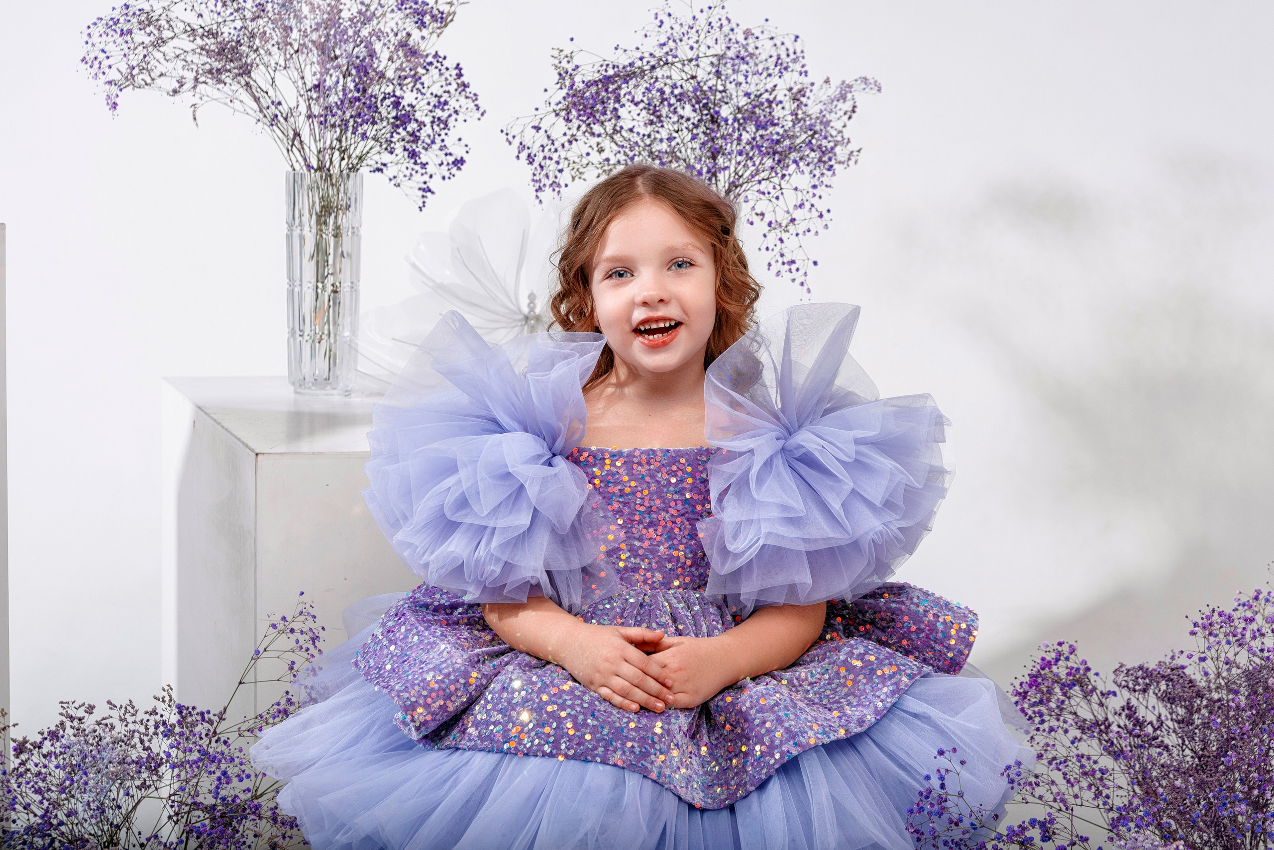 лавандовое платье, фиолетовая гипсофила, фотосессия в студии, фиолетовый