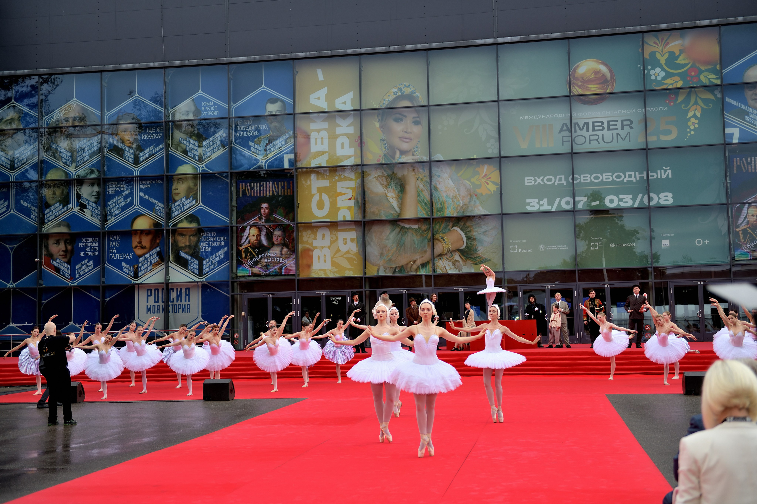 "Выступление балерин на площади у Павильона История России на ВДНХ".