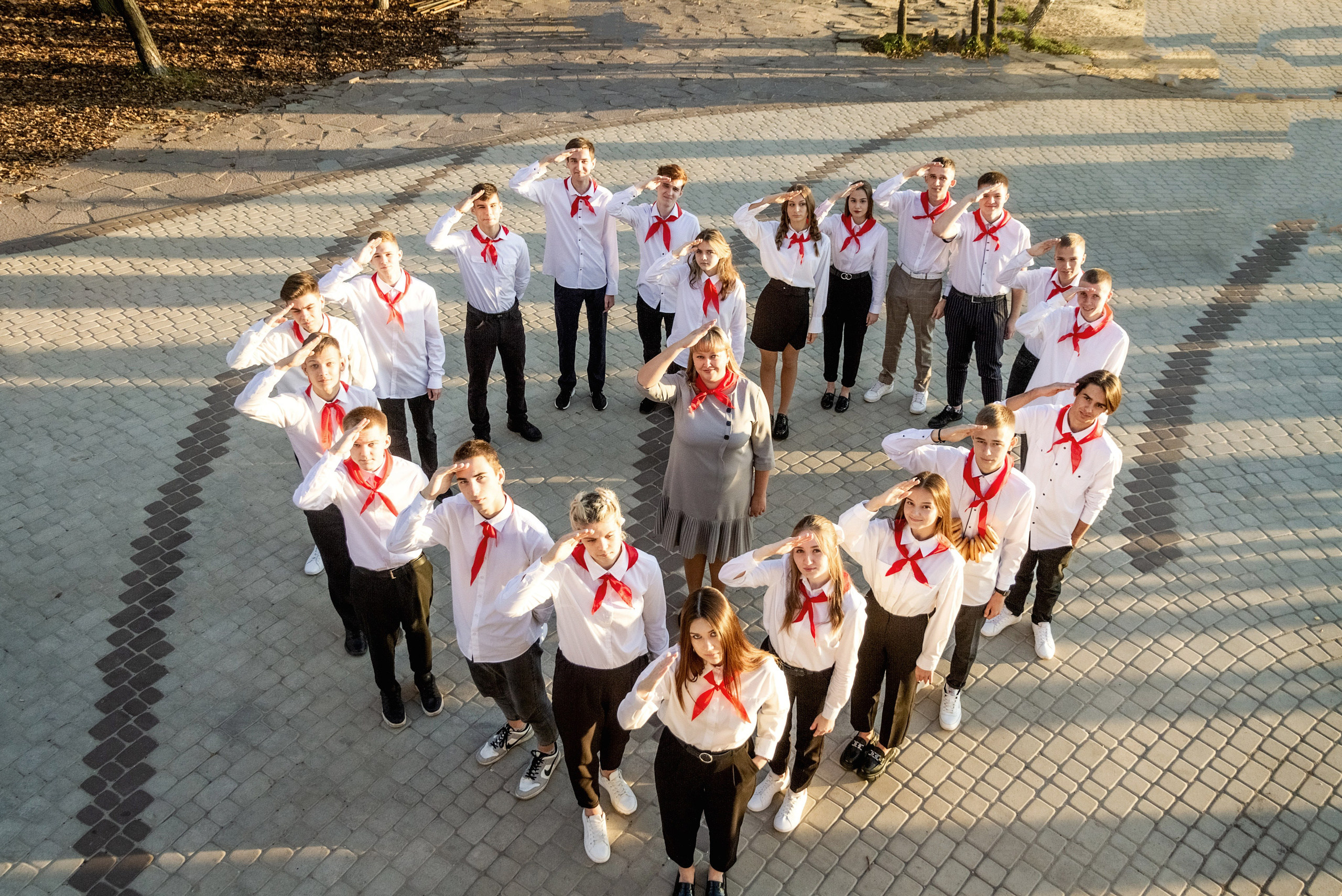 Пионеры в парке Дельфин — 11 класс школа 34. Выпускные альбомы Воронеж от Веры Соколовой