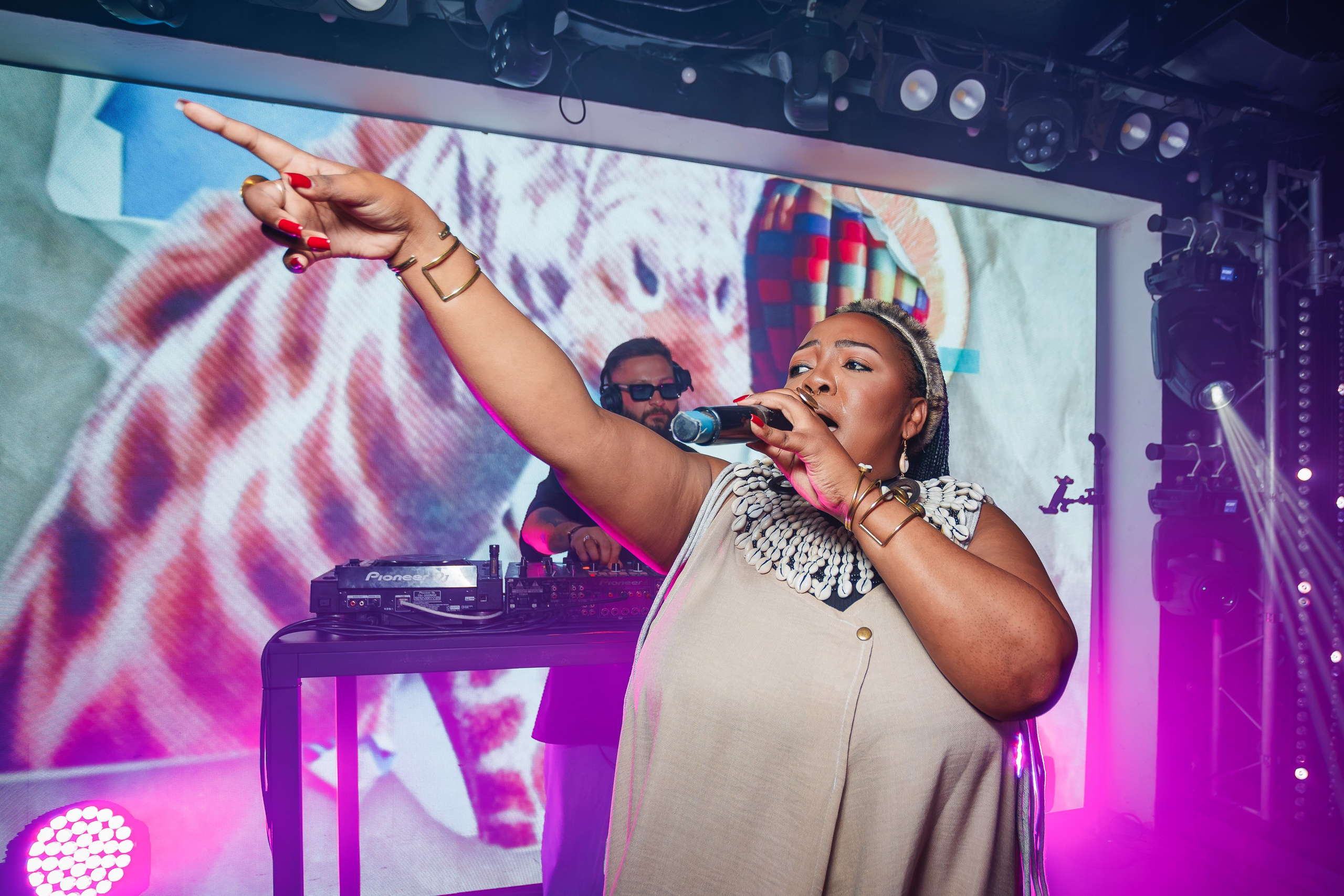 «LIZWI"_Чайка на пляже_Ялта_7.06.2025. Аминов Руслан | Фотограф