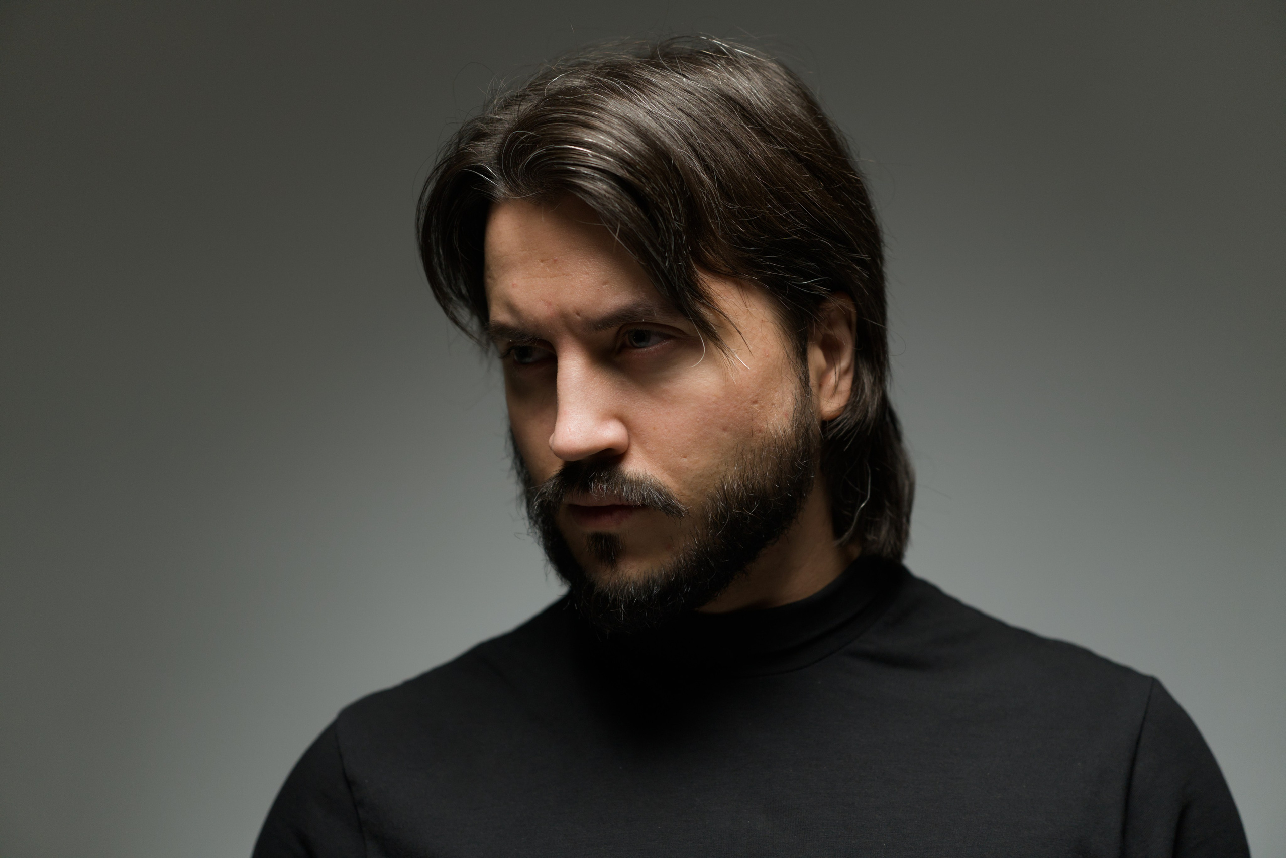 Мужской портрет в кресле. Мир глазами Саши Д