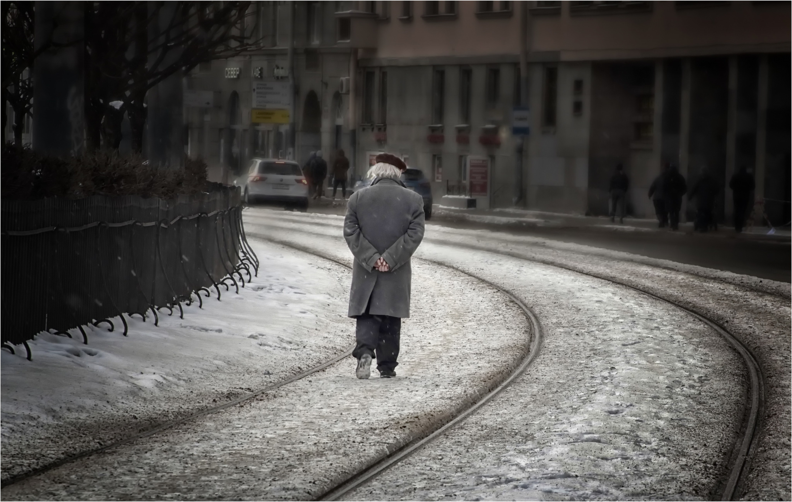 одиночество.старость.прогулка.зима.трамвайные пути