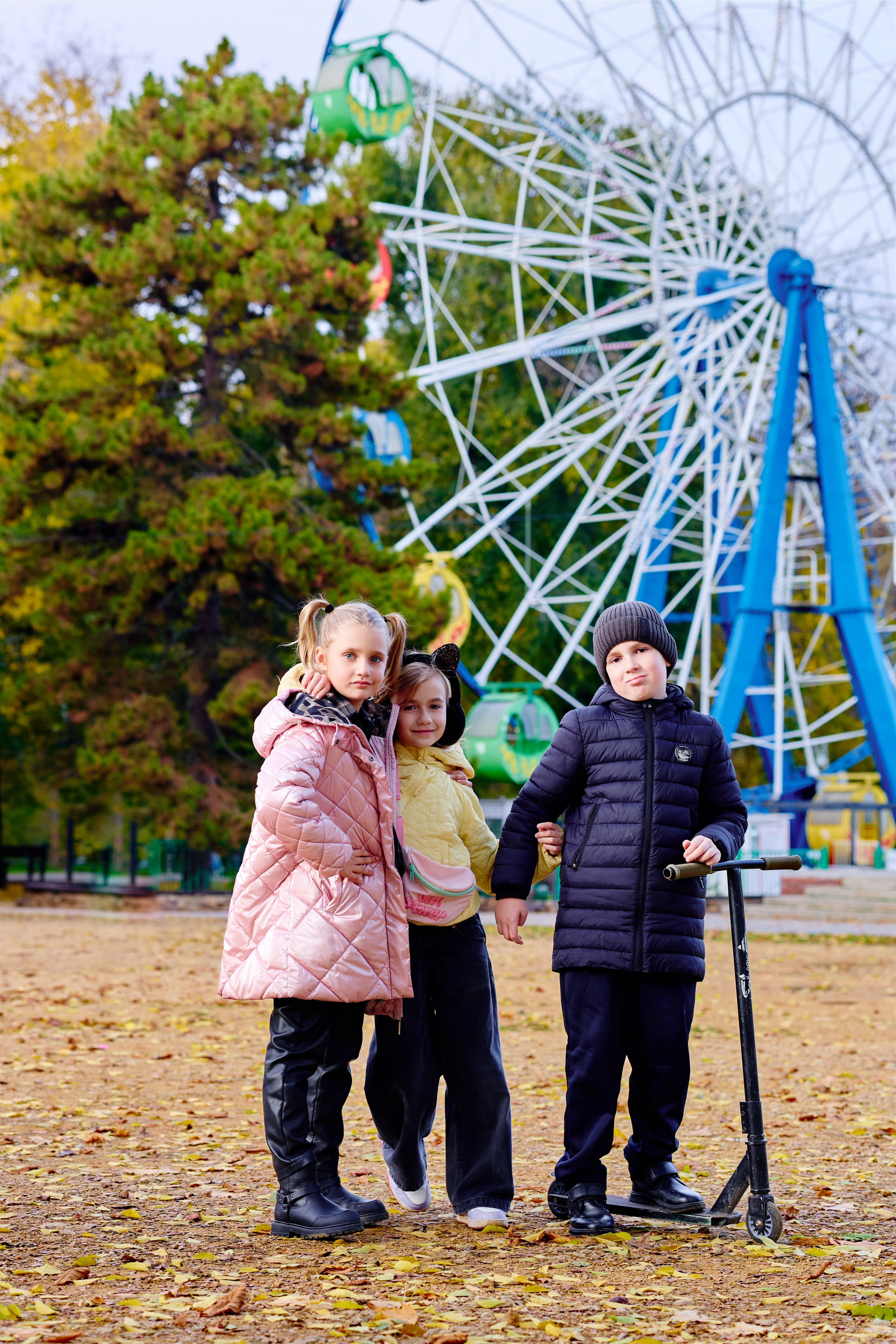 Прогулка в парке классом. Фотограф Выпускные альбомы Таганрог Сергей Коробченко