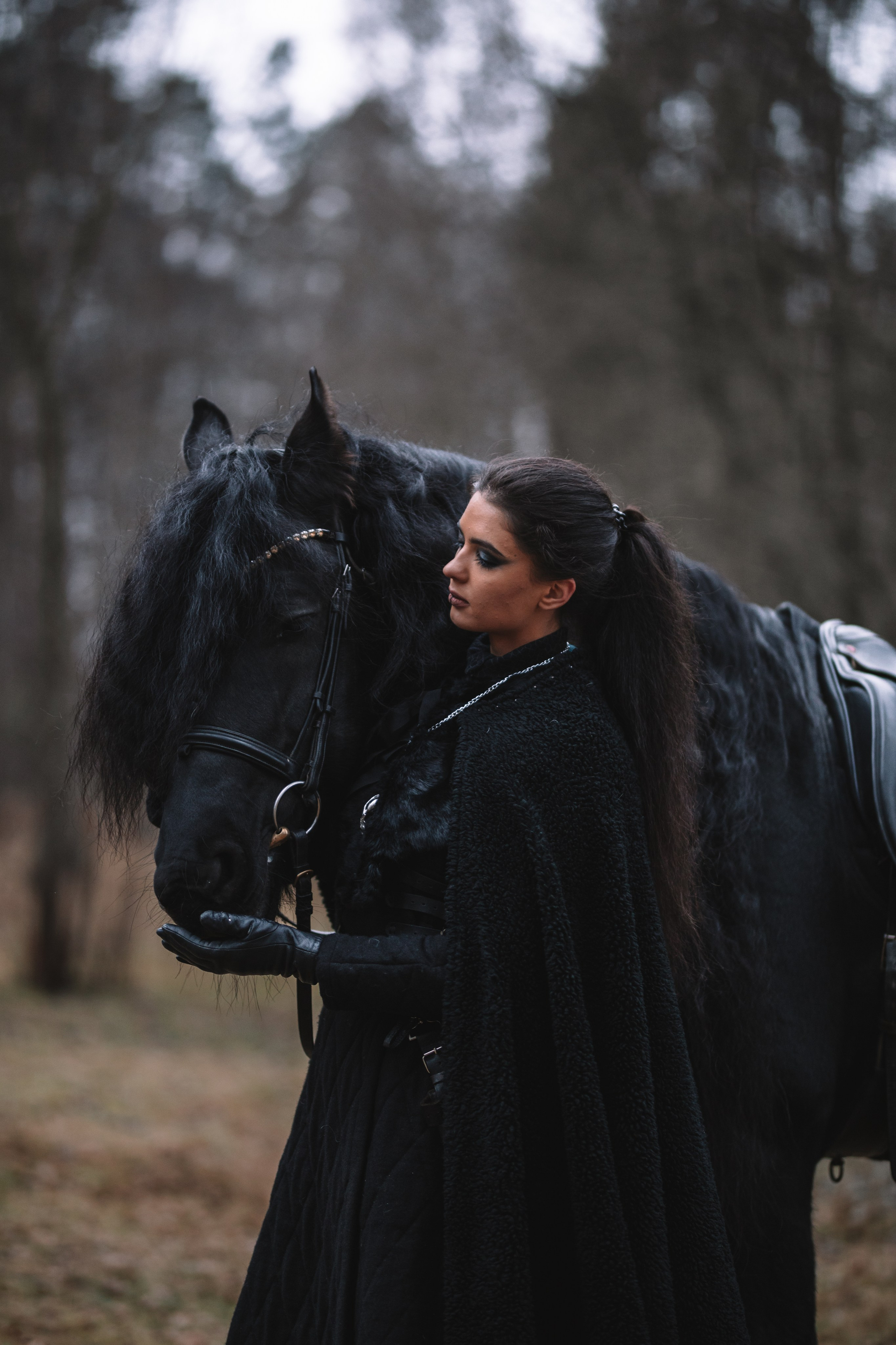 Наташа с фризом в костюме викинга. Фотосессии с лошадьми